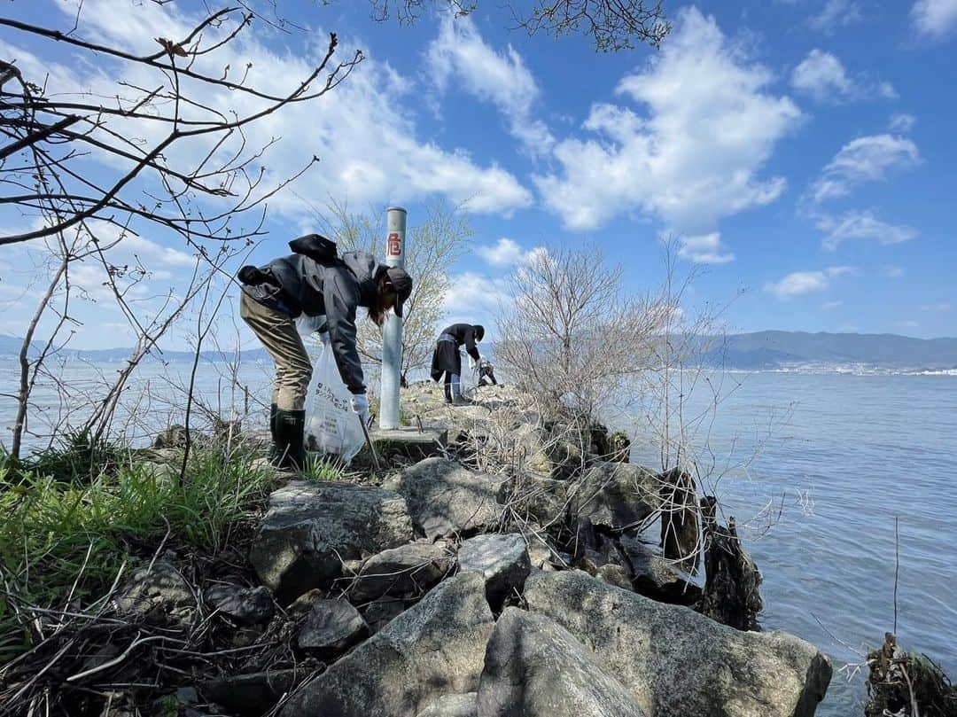 のインスタグラム：「昨日は職場のみんなと琵琶湖の清掃活動へ🕊️  3月開催時より季節がしっかりと移り変わっているのが良く分かった日🌸  たんぽぽやつくし、可愛くて小さな花々が咲いていて春らしい陽気で気持ち良かった🐻 (前半は風が強かったけど、後半から過ごしやすい天候になったよ☺️)  ちょうどホンモロコの産卵時期なので、卵を踏まないよう水際には立ち寄らず 足場のいい場所でゴミ拾いしました💡  アウトドアや釣りがしやすい季節になってきたので、みなさんお帰りの際はゴミを落としていないか気を付けて🙌🏻  次回、私が参加予定なのは2023年5月28日(日)の回かなぁ🤔💡 詳細は主催の淡海を守る釣り人の会アカウント @oumi_fishing からご確認&エントリーを💁🏻‍♀️  ご参加の皆さん、お疲れ様でした！ スタッフの皆さん、いつも活動の機会をいただきありがとうございます😊 アングラーズマイスターさん @anglers_jp 、お茶の協賛ありがとうございました🙌🏻  #JACKALL #琵琶湖 #清掃活動」