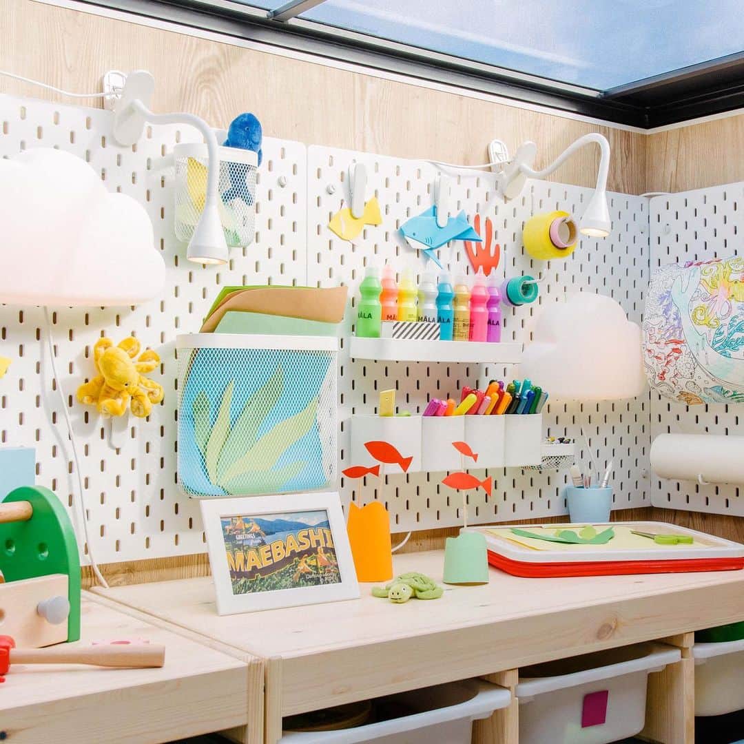 IKEA JAPANさんのインスタグラム写真 - (IKEA JAPANInstagram)「🦈ワクワクする子ども部屋をご紹介👀✨こんなふうにおもちゃをしまう場所がかわいく分類されていたら、きっとお片付けも楽しくできるでしょう🤖息子のジュニアも苦手だったお片付けが楽しくなったようです🦈   TROFAST/トロファスト 収納コンビネーションなら、しまうものや用途によって、バスケットやボックスを自由に組み合わせることができます✨   #旅するTinyHome #IKEAのサメ #イケア #IKEA #ikeajapan #BLÅHAJ #この家が好き #ものに居場所を #収納 #子供部屋 #収納 #ぬいぐるみ #おもちゃ #子供部屋インテリア」4月10日 11時10分 - ikeajapan
