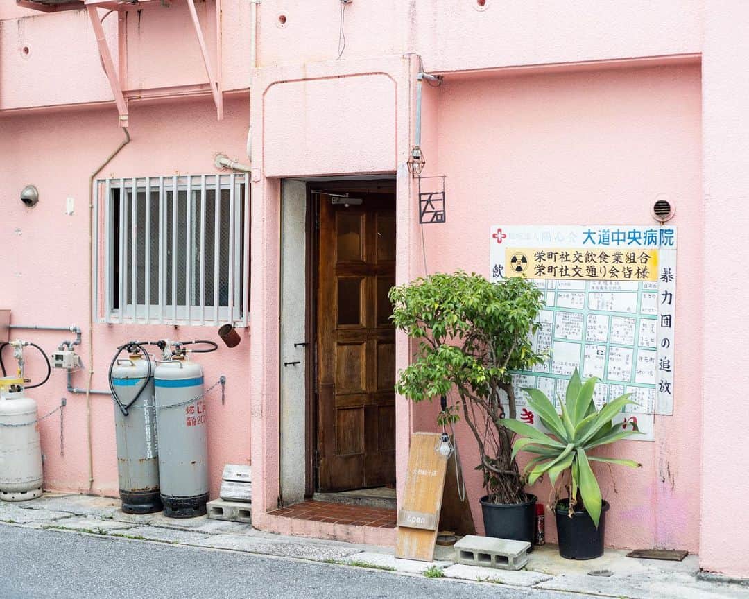 セソコマサユキのインスタグラム：「栄町の片隅にある大石餃子店がサイコーでした。餃子がおいしいのはもちろんだけど、麻婆豆腐がめちゃ好みの味。こじんまりとしたお店なのに、子どもたちはしゃいで失礼しました。案内してくれたマリヤちゃんありがとう。写真はヤブおじさんと意気投合する次男と鼻から水を飲む長男。  #沖縄 #移住 #子育て #大石餃子店 #栄町 #餃子」