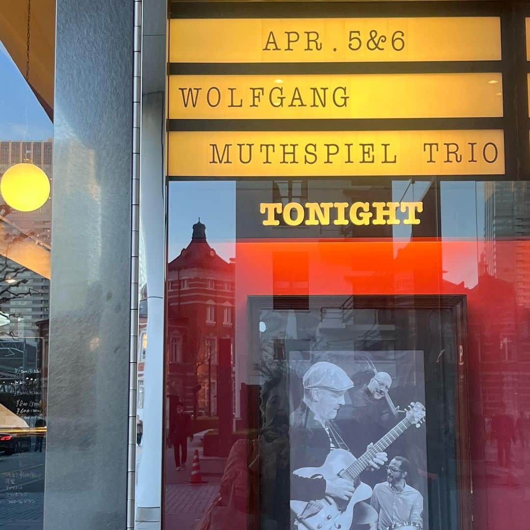 クリス智子さんのインスタグラム写真 - (クリス智子Instagram)「先週、満月の夜、丸の内にて、ちょっとオトナな夜にワクワク。楽しみにしていたWolfgang Muthspiel Trio のライブに出かけました。（ヴォルフガング・ムースピール　トリオ）  オーストリア出身のギタリスト、ウォルフガング・ムースピールさん。いやはや...繊細で超絶技巧、横からがっつり味わわせて頂きました。  ベーシストのスコット・リーさんは、私も大好きなパット・メセニーとも共演するベーシストで、始終ニコニコハッピー裏オーラのドラマー、ブライアン・ブレイドさんは、なんと，ジョニ・ミッチェルやノラ・ジョーンズほか、名だたる人たちと共演する方(๑˃̵ᴗ˂̵) なるほどなバイブス。  今回のトリオの来日に大きく尽力されている、コントラバス奏者で作曲家の松永誠剛さん @seigomatsunaga 。松永さんご自身が、目をキラキラさせている様子に、やっぱりすごいトリオなんだわ...とさらに👏   東京駅もキレイですね。満月は眩しくて写せていないか。 夕方あたりも美しかった。  ミラノからの友人、智子ちゃんと @tomokissima   ライブ後には、丸の内に先月リニューアルオープンした、ランス・ヤナギダテに。久々に鴨のコンフィを。 （丸の内のランス、充実のコース料理ながらリーズナブル🫢✨）  感覚に、豊かな刺激たっぷり頂きナイト。 たまには、いいね、こんな夜も！  #ウォルフガングムースピール #松永誠剛  #ランスヤナギダテ #丸の内」4月10日 11時02分 - chris_tomoko