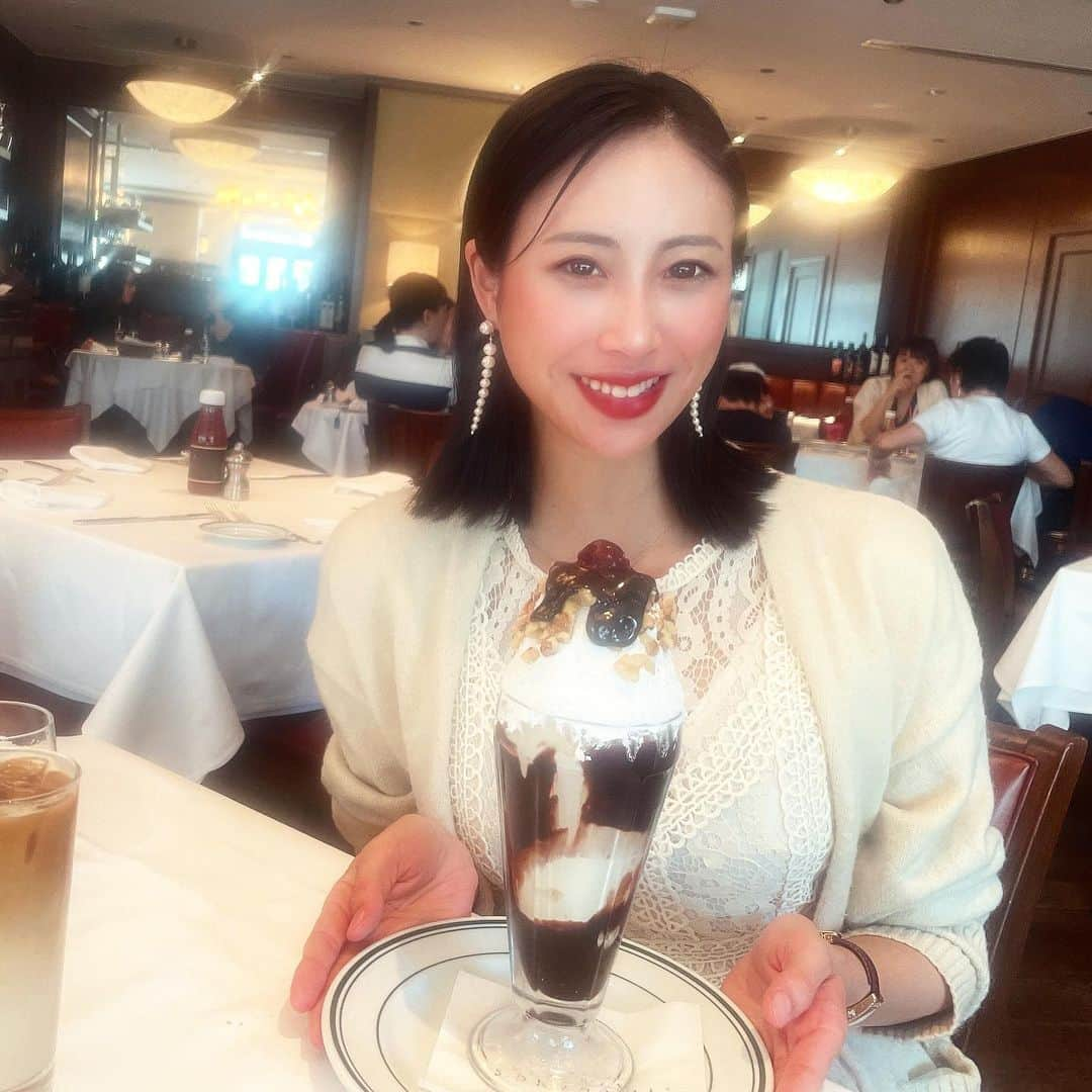 桜井未来さんのインスタグラム写真 - (桜井未来Instagram)「でっかいサンデーを😋💓ぺろり（笑） お昼だから良いよね🤣💓（笑）  #定食 #olランチ #グルメ #食通 #肉スタグラム #ランチ #プレートランチ #パンランチ #ランチ #子連れ#子連れレストラン #グルメ女子 #グルメ部 #グルメ好き #グルメな人と繋がりたい #グルメスタグラム」4月10日 11時03分 - miki.sakurai0214