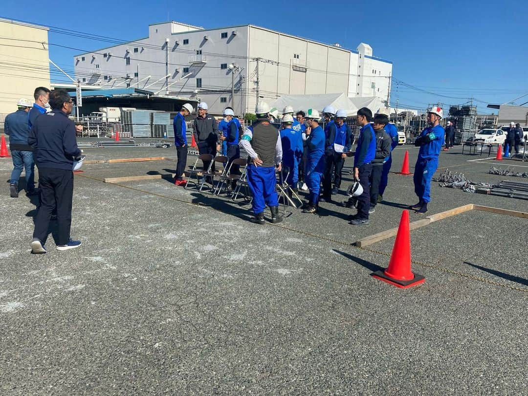 株式会社ダイワさんのインスタグラム写真 - (株式会社ダイワInstagram)「佐賀営業所 池田所長三連続 ③  土曜日のビケ検定。  『佐賀からは、中村社員SE、本田社員SEが受験しました』との事。  ここでも新卒4年目の中村さんの名前が・・・素晴らしい。  それから人財開発課は若手と一緒に頑張ってる先輩格も非常に尊敬しております。  勿論石橋さん、西山さんの両ベテランは当たり前ですが、最近他社さんから入社してくれてる本田さんも非常に感謝しております。  新卒2年目のみんなが慕っているのを感じます。  以上池田所長三連続でした。  画像提供ありがとうございます🫠  #足場のダイワ #吊足場 #足場 #企業公式相互フォロー」4月10日 11時16分 - daiwa_ashiba