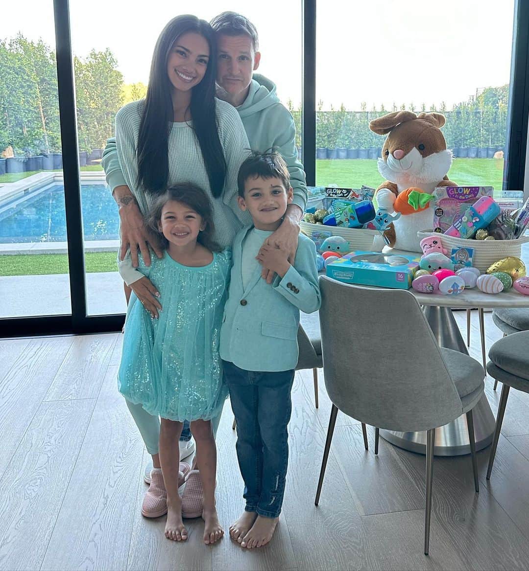 ロブ・ディアデックのインスタグラム：「Happy Easter ! 🐰🐇🐣」