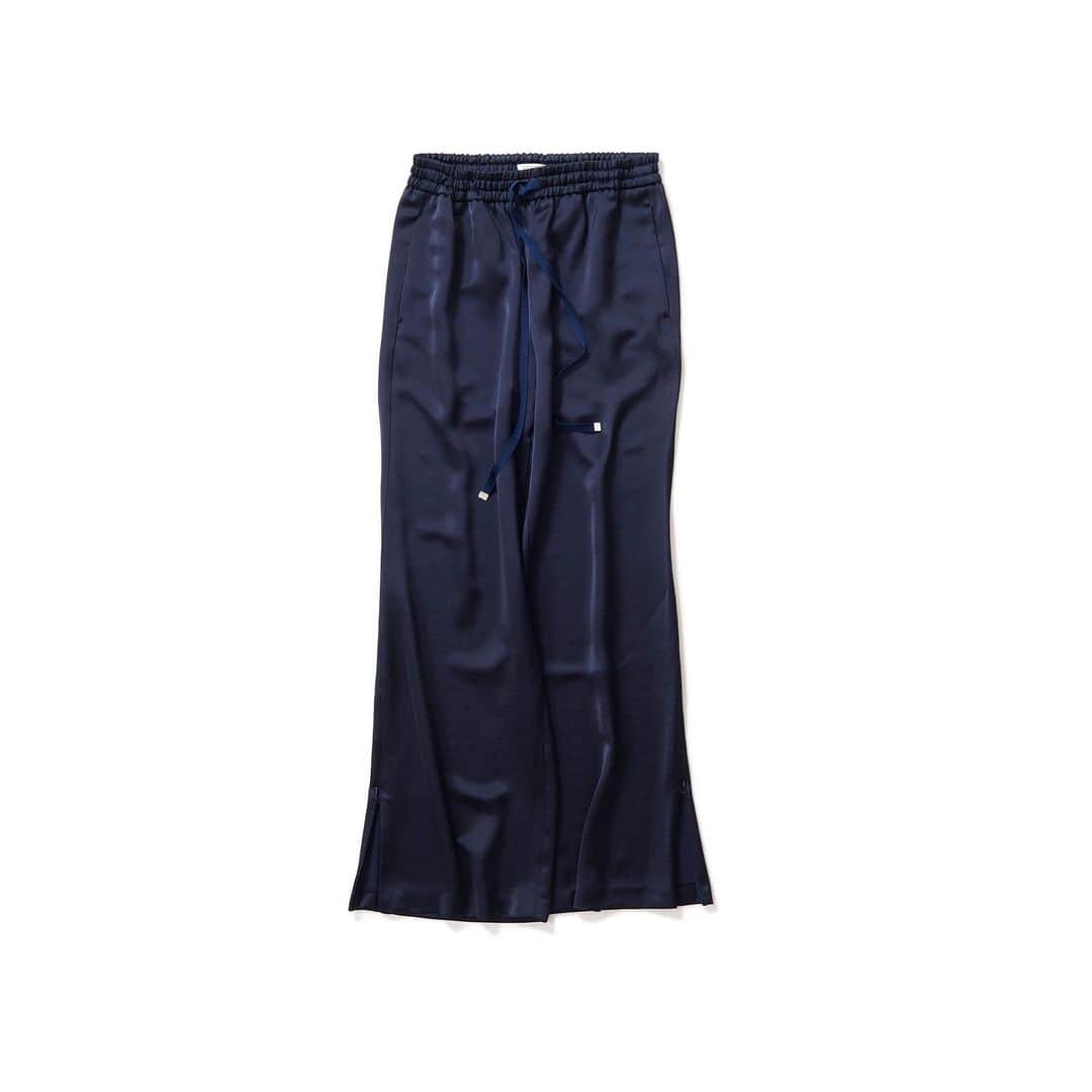 のインスタグラム：「・ New♦️Arrival・ ・ ◆ COUTURE　D’ADAMクチュール・ド・アダム /サテントラックパンツ（NAVY) ・ COUTURE　D’ADAMは、トラディショナルスタイルをベースにしたマスキュリンなコレクションを展開しています。 こちらは、ドレス用のサテン生地で仕立てたトラックパンツ。 ストレートラインの落ち感がある、しなやかな女性らしい大人なフォルムが魅力。 ウエストはオールゴム仕様のため着脱も簡単で、ストレスなく楽な穿き心地です。また、裾口のファスナーの開閉でシルエットの変化も楽しめ、どんな丈感のトップスとも相性がよく、スタイリングの幅が広がるアイテムです。  ・ #kkcloset #kkshop #菊池京子 #kyokokikuch #coordinate #code #ootd #outfit #kotd #カジュアル #style #fashion #ファッション #happy #ネイビー　#relax #navy #サテンパンツ　#japan」