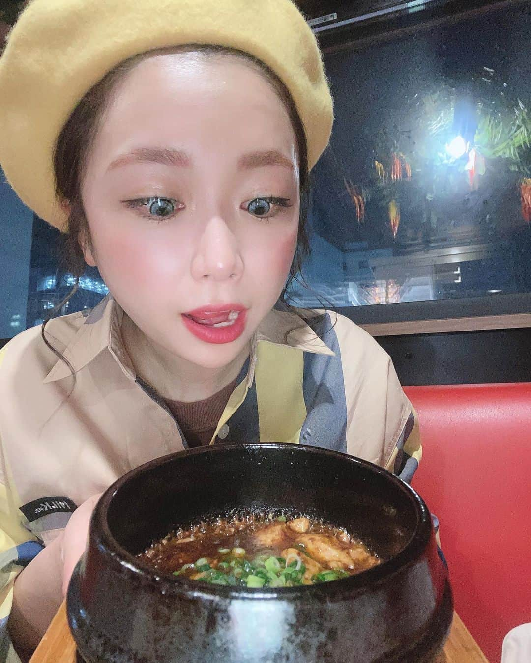 水嶋ひかるのインスタグラム：「赤い壺で必ず食べる辛さレベル7の麻婆豆腐🌶️とガーリック炒飯🧄💕 . . この日は赤い壺の辛さレベル7🔥の新メニュー試食会第1にさせていただきました🙏🏻💞 辛さレベル8くらいの辛さでヒリヒリなご様子は4枚目の動画で🤣🤝🏻 新メニュー完成楽しみぃ🌶️✨ . #赤い壺 #激辛料理 #表参道ランチ #表参道グルメ  #今日は何の日 #ヨットの日」