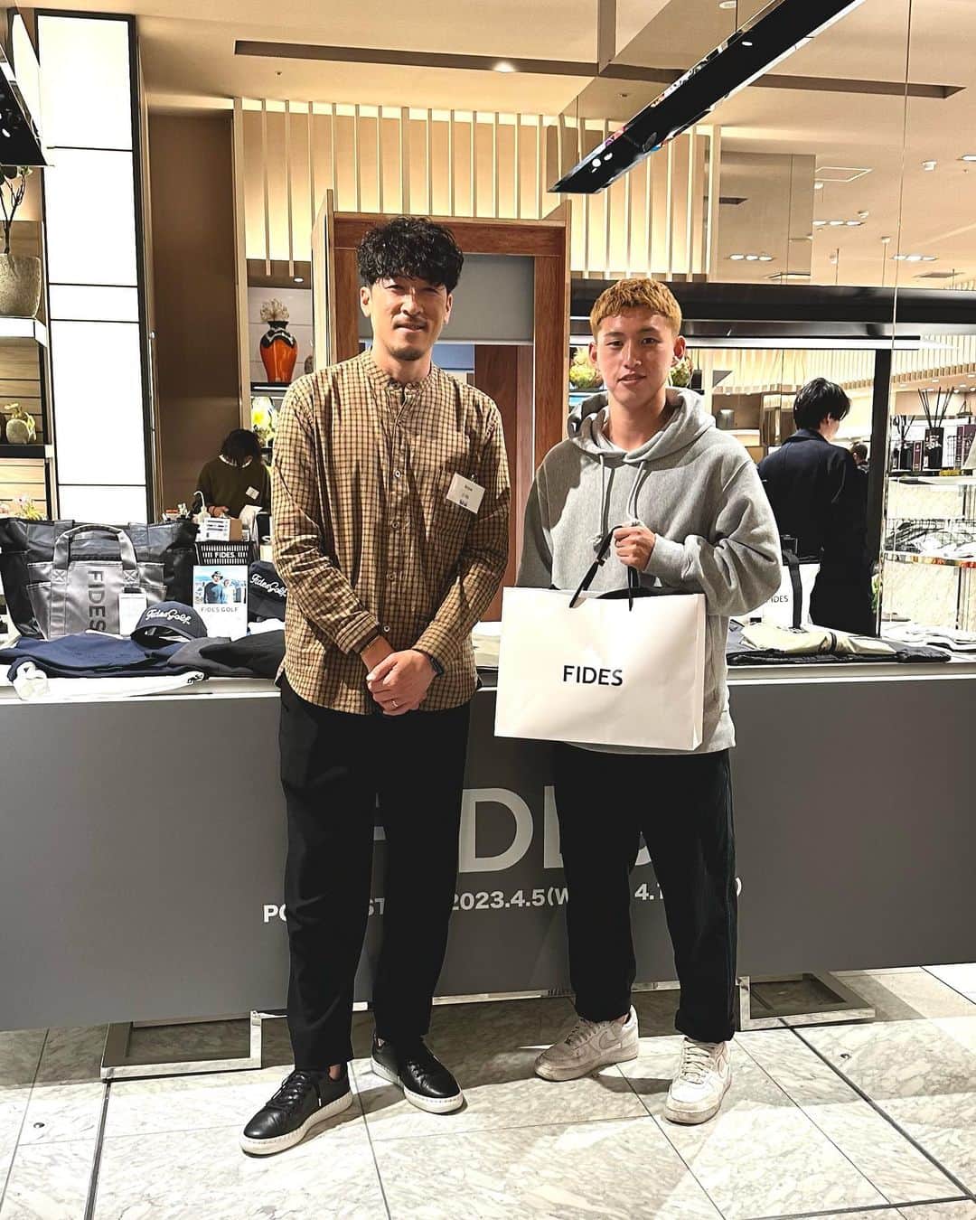 小林久晃のインスタグラム：「ISETAN MEN'S POP UP6日目。 今日も快晴の東京。 土日も沢山のご来店ありがとうございました。 昨日は大学の後輩で、サガン鳥栖から町田ゼルビアにレンタル中の @syunta07 が来てくれました。今季はすでに3得点と調子良いみたいです。愛されキャラの荒木選手をぜひ皆さんも応援してあげてください。 #荒木駿太 #町田ゼルビア #駒澤大 #可愛い後輩です #fides #isetanmens」