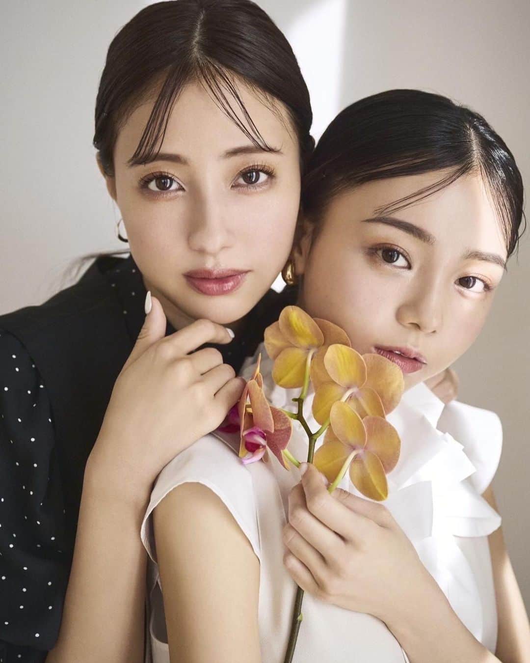 愛甲千笑美のインスタグラム：「ファッションの撮影で姉妹で初共演でした 楽しかった〜〜！！！ 本日から公開なのでぜひ見てください😌 姉妹でインスタライブもします〜 4/20(木)21:00〜 @naturalbeautybasic_official のアカウントで配信します☁️ぜひ見てね  #naturalbeautybasic #ナチュラルビューティーベーシック」