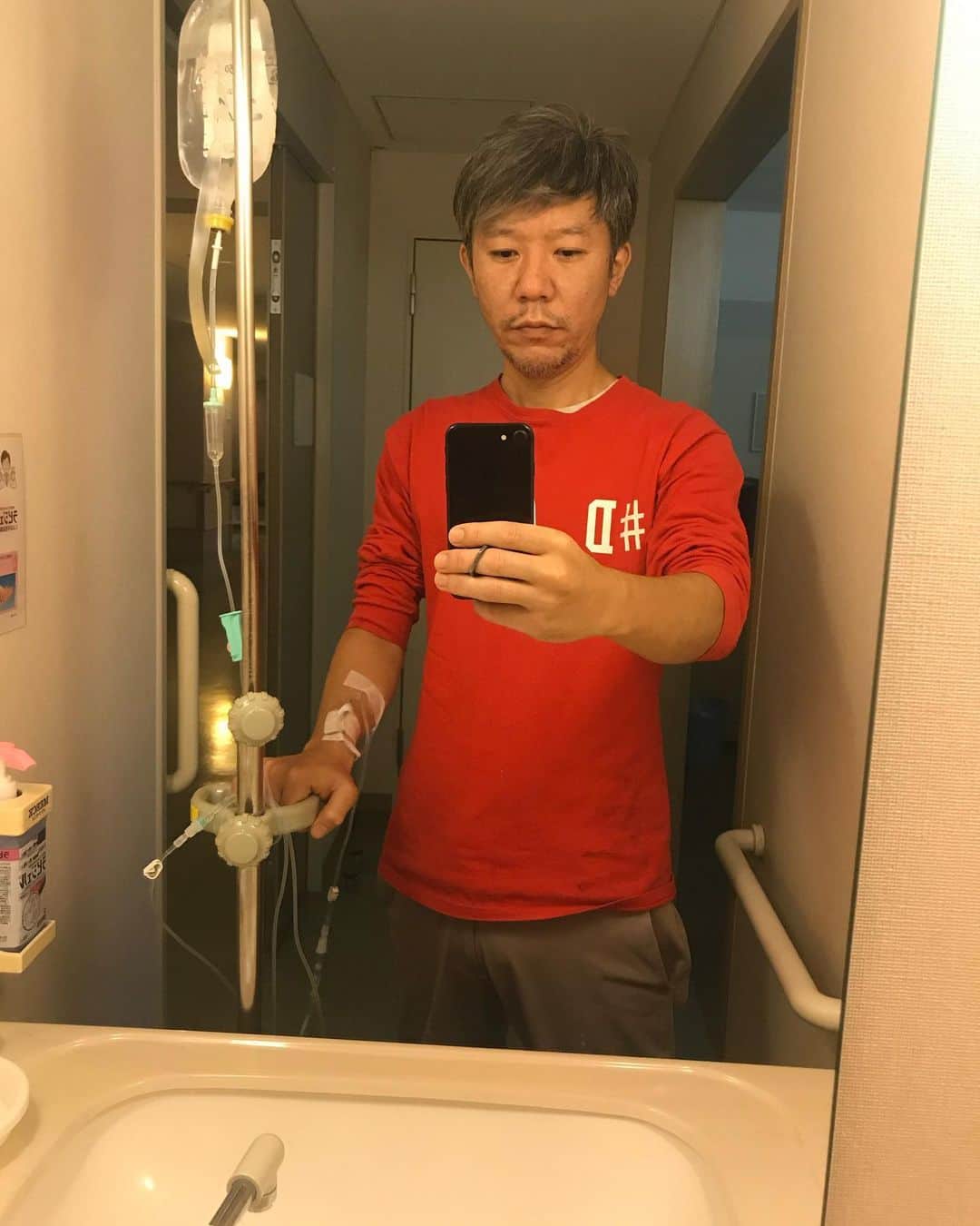 西森洋一さんのインスタグラム写真 - (西森洋一Instagram)「入院四日目､日記2019年 、 ♦︎朝六時起床。 おはよう御座います、起床と同時に「抗生剤」頂いております。 、 もう､美味しいです。　血管からでも､美味しいです。 、 ♦︎9時20分 点滴の針を右腕から、左腕へ移動。　 シンディーローパーみたいなメイクの看護師さんに、針を打ち直してもらいました。 、 全く信用出来なかったが…… 、 突然､歌い出したりもせず、キッチリとした仕事でした。 楽。  右腕が針なしで、非常に楽。　  今までは、歯磨きの時なんて、点滴の管をバッタンバッタンさせて、大暴れで磨いてました。 、 のぼり棒.登ってる時ぐらい、ガシャンガシャンなってたよ。 、 やる事がなさ過ぎて、ほぼ何も食べていないのに……一応､朝晩､歯磨きしてました。　 、 絶食4日目の今日…… なんか口から…固形のゴマサイズの食べかすが出てきたよ…………いつのかしら。 、 お母さん、お元気ですか？　 あの量のガムが……もう……無くなりそうです。　 五個いっぺんに噛んだりと、こちらは､やりたい放題.させて頂いてます。 、 ♦︎16時……特殊工作員、現る。 、　 ヨメが､待ちに待った、塩分を買ってきてくれた。 、 しかし「塩飴」という､おばあちゃんが勧めてきそうな､古臭い味の飴だったので 一口食べて……私……すねました。 私は、戦後まもなくの生まれでは.ありません。　 まるで、おばあちゃんと、接しているようだ。 、 昔､本当のおばあちゃんに、、 タミヤ製では無い､探してくる方が難しいやろ！ という様な、、 見た事のないミニ四駆を、買ってこられた時の事を思い出しました。 、 あの時も……小2の私……すねました。 、 現代の西森が、余りにもスネるので、ヨメが男梅のグミを買って来てくれました。 このグミは､飴のように舐めるだけで､溶けていくタイプのものです。 助かりますし、滅茶苦茶嬉しい。　ほんで滅茶苦茶旨い、今晩で1袋無くなりそうです。 、 ヨメはついでに、三ツ矢サイダーキャンディも買って来ていた。　 でも、それは「別に」って感じです。　 、 もう既に俺は､糖分を含む飲み物、、 「午後の紅茶のストレートティー」を手に入れたのだから……って感じです。 、 、 ♦︎17時……今、フリースペースで､溜まりまくった10月の日記の追い上げをしています。 作業中……シンディーローパーから交代した看護師さんに、お腹と大便の調子を訊かれました。 、 腹痛は無いが、まだずっと便はシャーシャーだという旨を伝える。 、　 「そうですかぁ……じゃあ、次出たら見せてくださいね！」 『分かりました』 ………と……一応答える。　 、 でも思う。 、 なんで？　いや､なんで？　　嫌だ。　見て欲しく無い。　というか、見てどうなる？ 頭で想像したものと､全く同じものが便器にあるだけだ。　意味が無い。　意味が無いのに、何故見たいの？。 ただ僕が、恥ずかしいだけ。　 、 そして、その用意が出来た時……何と言って見せれば良いのだ。 、 「どうぞ、こちらです、これが例のものです」 『は〜い、分かりました〜』 「これ……見る意味ありました？」　 、 と、なって終わりだ。　見せないでおく方法を､色々考える。 、 、 ♦︎なんやかんやで、今は､20時30分です。 シャバシャバウンコは出ましたが、内緒にしています。　 、 ふふふ。 、 ウンコしたことを､内緒にする40歳です。 もう少しすれば、看護師さんが交代するので、そうなればもう､こっちのものです。 、 ウンコフリーの到来です。  ♦︎22時……ガム残り僅か、、本当に無くなりそうです。　 嫌だ。明日も売店は休み。　ヨメは来ない。　 、 男梅グミ、キシリトールガム、三ツ矢サイダーキャンディ、の、無限ループに突入しています。 、 NGKの舞台袖なんかにも､大量に用意されている「三ツ矢サイダーキャンディ」。 、 それ見て、いつも思っていた。　 、 これ誰が舐めてんねん！　カゴに山盛り入ってるけど、補充すんの年1回やろ！ 誰かが舐めてるところ、1回も見たことないわ！ 、 思っていた。　 、 しかし今は 「うわ〜、もう少しで三ツ矢サイダーキャンディがなくなってまう、どうしよう」という状態。  、 ほんで、めちゃくちゃ旨いし。　 、 お母さん､お元気ですか？ 飴舐めすぎて…口の上側が、削れて血が出そうです。 2ついっぺんに､口に入れて…… ゴロゴロいわせながら、右回り、左回りなどと、やりたい放題､やらせて頂いております。 、 、 そして又、抑揚のない一日が終わる。　 、 男梅のグミを「これは明日の分！」と取り分けてから就寝。 、 絶食96時間､突入。 、 、 おやすみなさい。  こんな感じの本 #声を出して笑っていただきたい本 #超人間観察 買ってね。amazonでもいけます。」4月10日 11時38分 - nishimori_monster