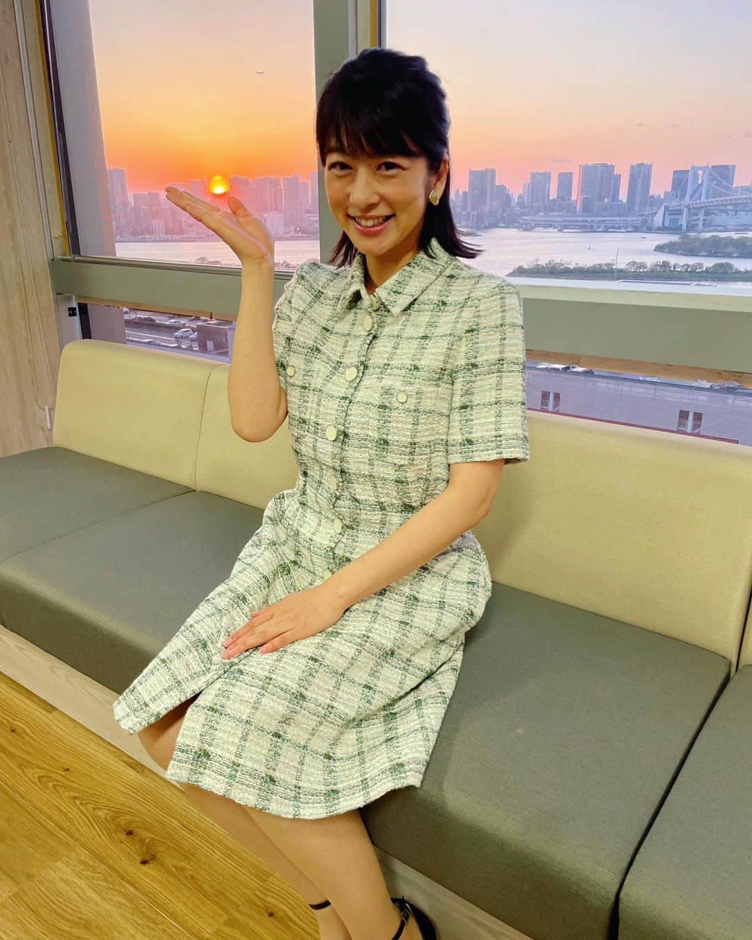 生野陽子さんのインスタグラム写真 - (生野陽子Instagram)「☀️ 昨日の放送後、 綺麗な夕日が沈む瞬間を 見ることができました。  沈みはじめると いつもあっという間で。  そのあとの マジックアワーにも 心癒されました。」4月10日 11時41分 - yoko_shono