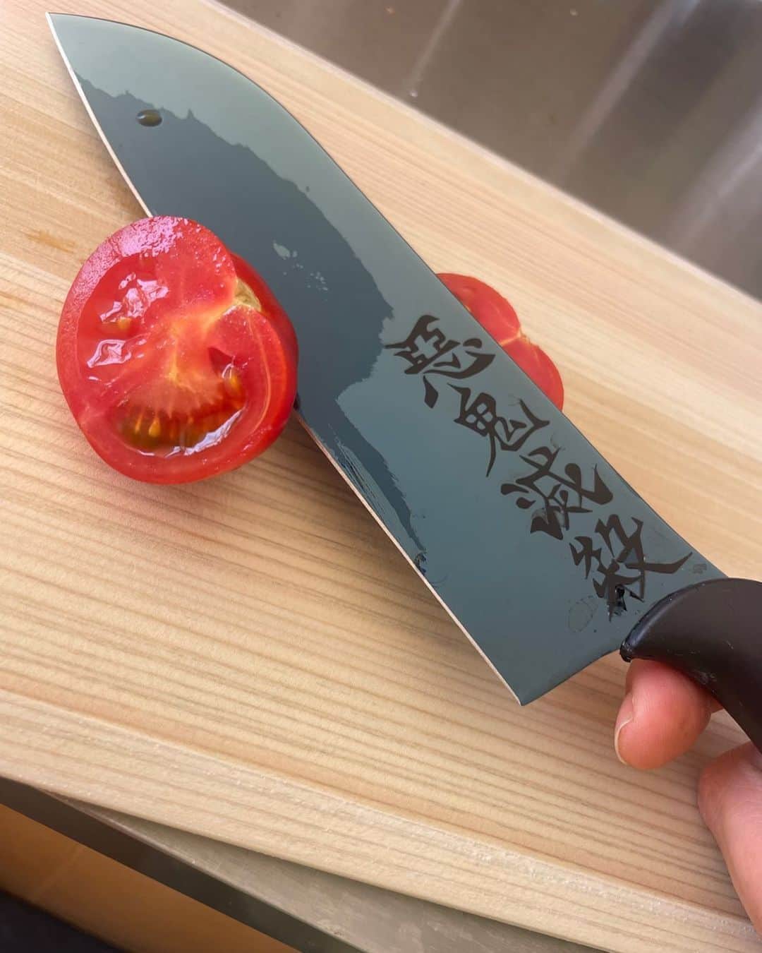眞鍋かをりのインスタグラム：「刀鍛冶の里編が始まったので、、、  見ますか？ 私が愛用している刀（包丁）、、、」