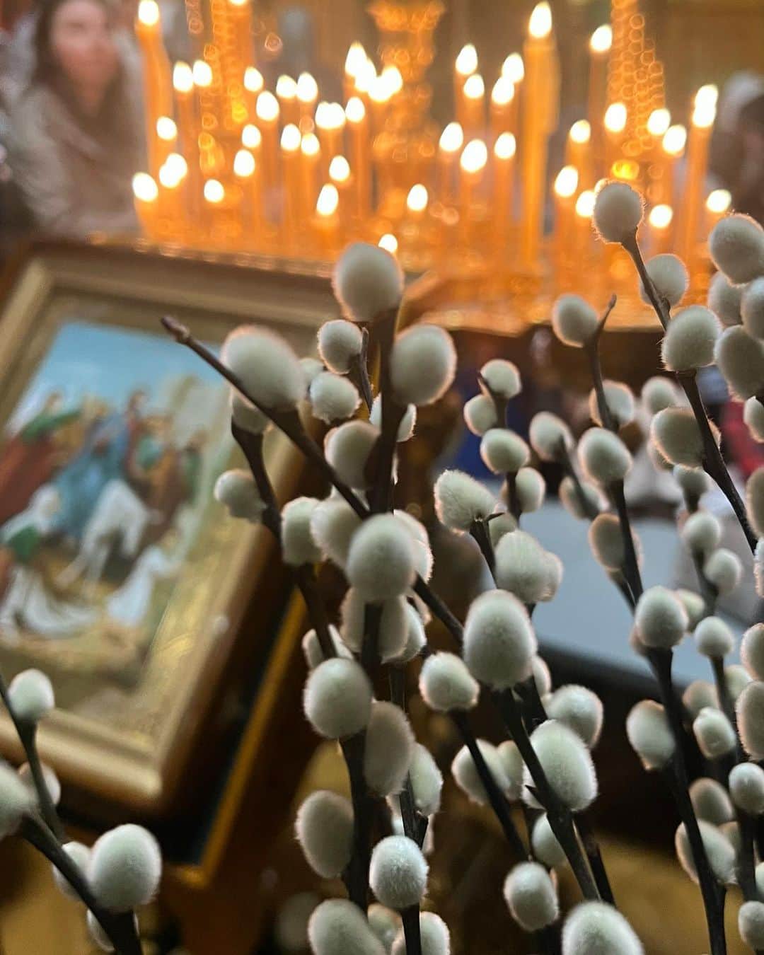 ヴラダ・ロスリャコヴァのインスタグラム：「Happy Easter!   In Orthodox Christianity we celebrate Palm Sunday today.  Today we praise, greet and honor Him and just a couple of days later He will be crucified.  So remember about people’s cruelty next time when they take you to the top.」