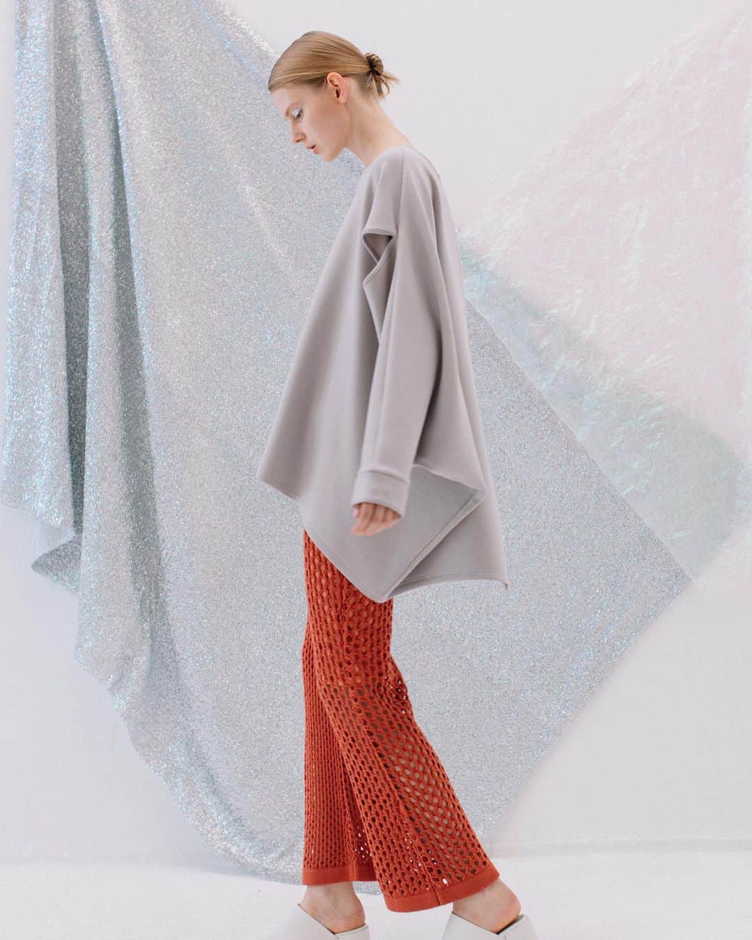 AULA AILAのインスタグラム：「【2023 SPRING SUMMER COLLECTION】  ASYMMETRY DOLMAN SLEEVE PULLOVER COLOR GRAY SIZE 0 ¥13,200  肌触りの良いダンボールニット素材を使用したドルマントップス。 落ち感のある素材で、オーバーサイズを生かしたきれいなドレープが出るシルエット。 生地にほど良い厚みがあるので身体のラインは拾うことなく、肩やバストなどポイントで拾ってすとんと落ちるフォルムなのでどなたでも綺麗に着て頂けます。 左右アシンメトリーデザインで、左肩にあるスリットから腕を出してフレンチスリーブとしても着用可能。  MESH KNIT PANTS COLOR ORANGE SIZE 1 ¥19,800  大きめのメッシュ編みと小さめのメッシュ編みを組み合わせたニットパンツ。 タイトすぎない程よいフィット感は、大人っぽくリラックス感のある一着。 メッシュからちらりと見える肌が抜け感のある印象に。 ウエストはゴムなので履きやすく、ひざ丈程度のインナーペチパンツがついており安心。  ✔️AULA AILA OFFICIAL WEB STOREにて春夏コレクションアイテムが入荷スタート！」