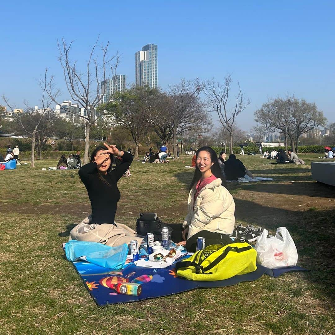 비비さんのインスタグラム写真 - (비비Instagram)「길을 잘못든 덕분에 만난 아름다움🌷 하루를 예쁘게 채워주어 고맙다는 소중한 마음🫶🏻」4月10日 11時47分 - baglevivi