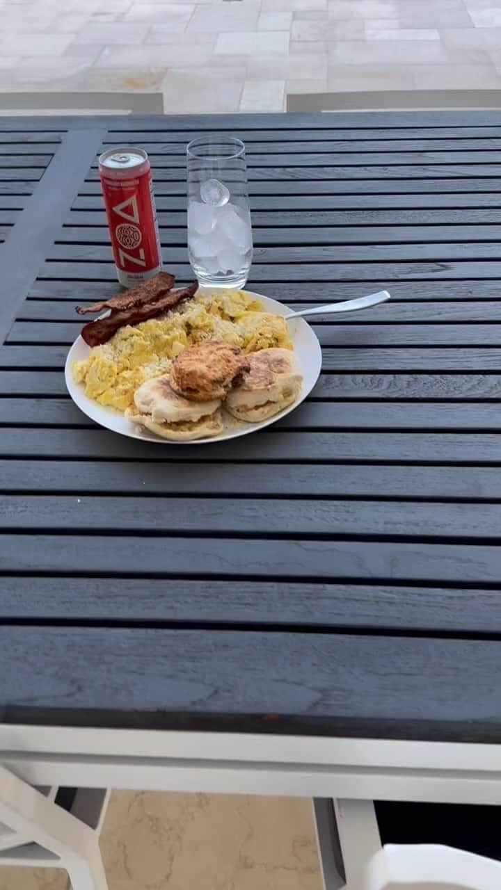 ドウェイン・ジョンソンのインスタグラム：「For some reason my beat up dinosaur hands make biscuits and English muffins look like minis off the children’s menu 😂🤚🏾🦖   * post workout Easter Sunday cheat-meal breakfast!   dozen eggs (3 whole, 9 whites) 🍳 2 english muffs 🥯  1 homemade biscuit 🥯 super crispy turkey bacon 🥓 @zoaenergy 🍓🍉🧊   Don’t cheat yourselves, treat yourselves - enjoy your cheat meals my friends.   this feast has zero chance of survival 💀」