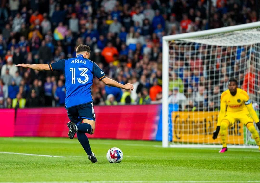 サンティアゴ・アリアスのインスタグラム：「+3 🟠🔵 vamos por más!!! 💪🏼」
