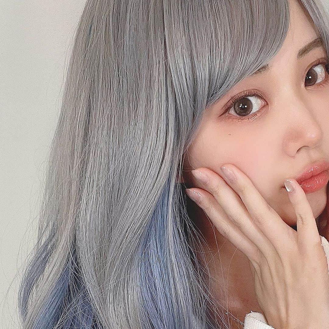 のインスタグラム：「Amazonで買ったマグネットジェルネイルが優秀すぎた💙  セルフでこのレベルって凄すぎ😨  ベースもトップもマグネットジェルもmodelonesのものです！  マグネットジェルは6色入りで2000円ちょっととかでめちゃくちゃお得！  #セルフネイル#マグネットジェル#マグネットジェルネイル#ジェルネイル#Amazon購入品#Amazonおすすめ#modelones」