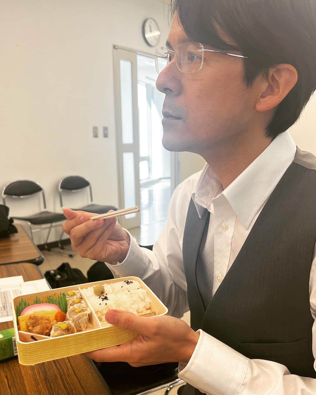 Gたかしさんのインスタグラム写真 - (GたかしInstagram)「楽屋で福山雅治さんがシュウマイ弁当食べてた。  #実にみっちーさん」4月10日 11時59分 - g_takashi.kinkin
