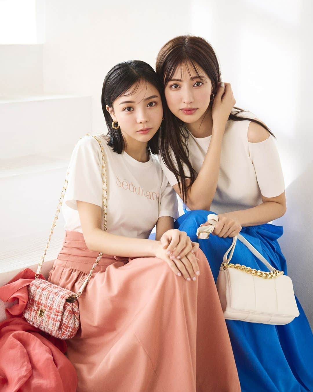 NATURAL BEAUTY BASICのインスタグラム：「.  Sister's outfit NATURAL BEAUTY BASIC  愛甲千笑美さんと、ひかりさん、 人気の姉妹がNBBのファッションシュートで初共演！ 本日よりweb catalogが公開スタート✨  おそろいのワンピースに ラインやディテールをリンクさせたシミラーコーデ… フォトジェニックな姉妹の着こなしは必見。  Sサイズさんでもバランスのいいスタイリングが叶う、 ひかりさん着用のpetit size collectionにも注目です。  詳しくはプロフィール @naturalbeautybasic_official のURLから webカタログをぜひチェックしてみてください♪  ＜Chiemi 166cm＞  ■ショルダースリットニット ¥6,930 tax in size:FR color:クロ/オフ #0173170415  ■ビッグリボンフレアスカート (Mサイズ着用) ¥10,890 tax in size:S/M/PS color:モカ/ブルー/ブラッドオレンジ #0173120452  ＜Hikari 155cm＞  ■フレンチロゴTシャツ ¥3,960 tax in size:FR color:モカグレー/チャコール/オフ #0173160410  ■ビッグリボンフレアスカート (PSサイズ着用) ¥10,890 tax in size:S/M/PS color:モカ/ブルー/ブラッドオレンジ #0173120452  #愛甲千笑美 さん #愛甲ひかり さん #姉妹コーデ #リンクコーデ #双子コーデ #春カラー #カラースカート #ロゴTシャツ #オフショルニット #お出かけコーデ #オフィスコーデ #オフィスカジュアル #通勤コーデ #大人可愛い #カラーコーデ #着回しコーデ #きれいめカジュアル #ベーシックコーデ #ベーシック #ナチュラルコーデ #トレンドスタイル #シンプルコーデ #ナチュラルビューティーベーシック #naturalbeautybasic」