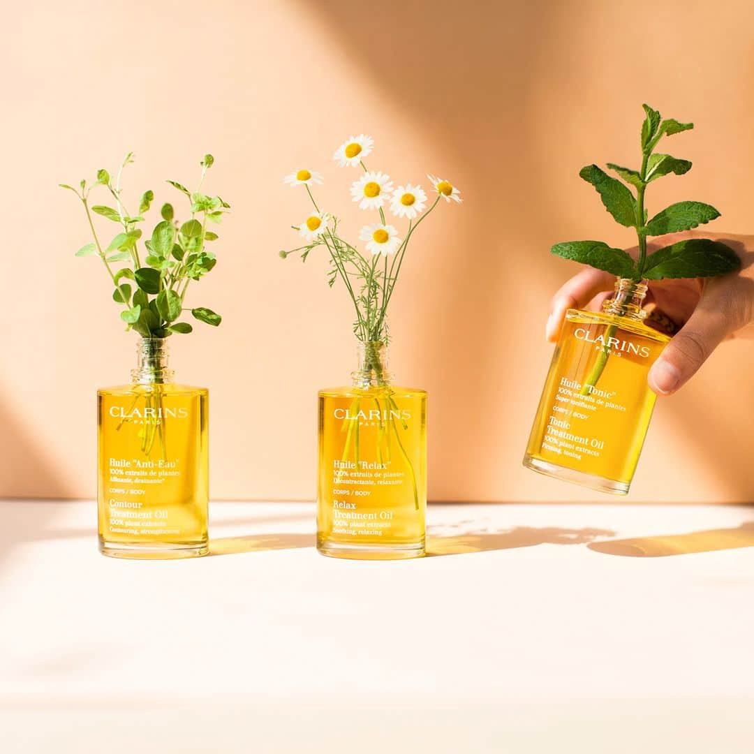 Clarins Méxicoのインスタグラム：「Aceites corporales, ¡yas please! 😍 Pero, ¿cómo y para qué usarlos? 🌱 Huile Tonic te ayuda a mejorar la elasticidad, 🌼 Aceite Anti-Eau te ayuda a combatir la celulitis y 🍃 con Huile Relax le dirás adiós al estrés y a la fatiga. . . . . #aceitedecuerpo #HuileTonic #HuileAntiEau #HuileRelax #tonificar #estrias #vivoclarins #Clarinscuidadeti #bodycare #bodycareproducts #beauty #naturalbeauty #healthyskin #glowingskin #selfcare #organicbeauty #bodycaretips #beautycare #essentialoils #instabeauty」