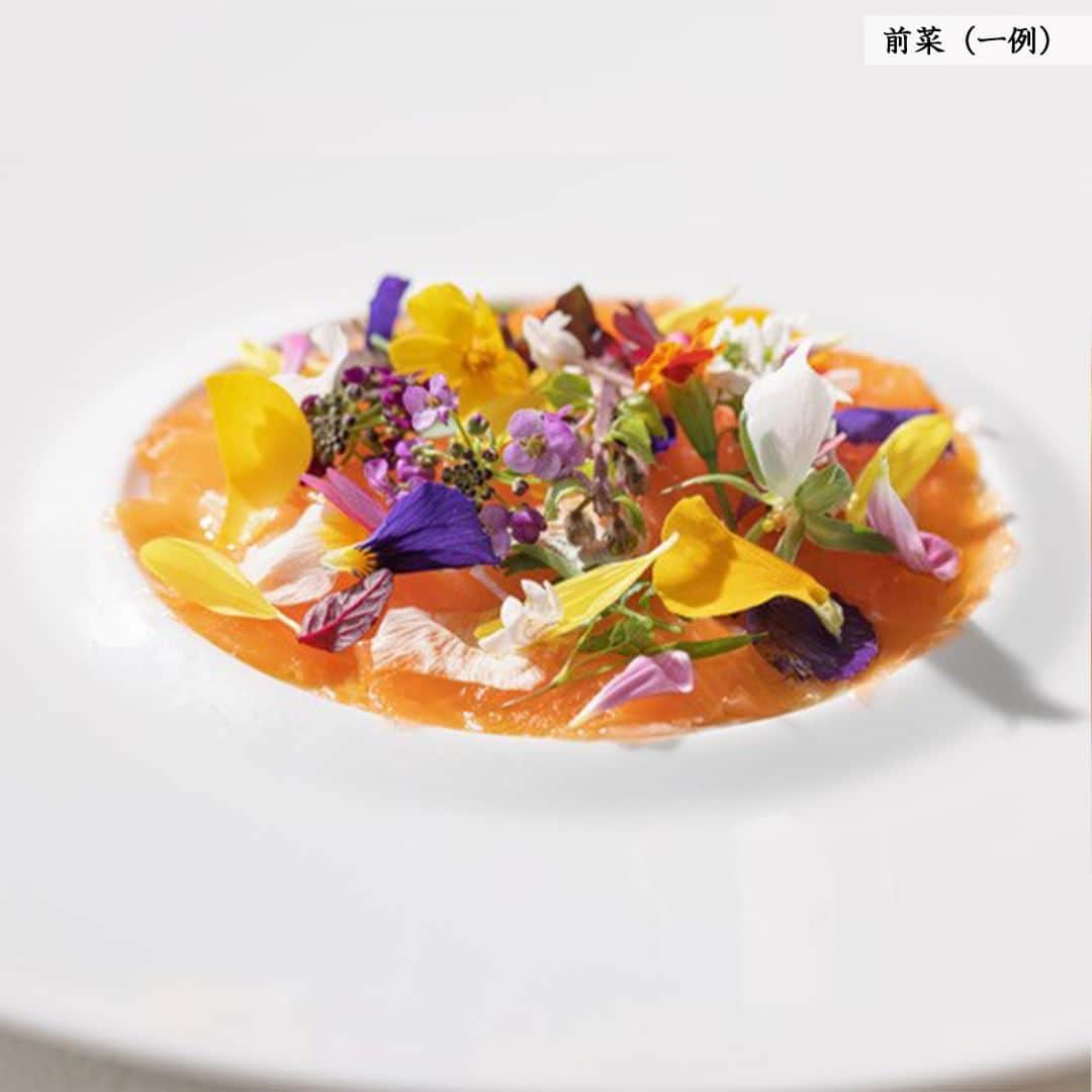 Marunouchi Paperさんのインスタグラム写真 - (Marunouchi PaperInstagram)「【青山のフレンチレストランが新丸ビルにOpen！】 伝統的なフランス料理の技法と日本の風土に根ざした豊かな食材を掛け合わせた新たなモダンフレンチを提供する「ランス・YANAGIDATE 丸の内」。 オーナーの柳舘シェフは「日本人として生まれフランスの一流レストランで働いてきた自分にしか表現できないものを提供したい」と語ります。  写真1枚目は税込6,600円のランチコースからアミューズ「イカ、ワカメ、きゅうり、ビオラ、アリッサム」。 フランス料理伝統の出汁“フォンブラン”×日本の最たる出汁で仕上げた、お店の世界観を堪能する最初の一皿にふさわしいアミューズです。 フォンブランで取る出汁には、国内はおろか世界の三ツ星シェフをも魅了してきた鹿児島県枕崎市で作られている鰹節と、三大高級昆布の一つである北海道産の羅臼昆布を使用。  実際にシェフ自らが生産者と会い、感銘を受けた食材を使用し“その感動や驚きをお客様にも感じて欲しい”という思いを込めて提供する料理は、ランチ・ディナーともに2種類のコースのみでご用意。 ランチコースの一例はアミューズ・魚・肉・デザート・カフェのコースで、日によって内容は異なります。  その思いは食材だけにとどまらず、有田焼の食器や内装の白壁など、お店全体が柳舘シェフが出会い心を惹かれた職人・素材・器で構成されています。 そこに日々進化を続ける独創的な料理が加わり、その全てが交わる「ランス・YANAGIDATE 丸の内」は、五感で美食を体感する唯一無二の場所。  確かなテクニックで表現されるモダンフレンチを特別な空間で味わってみてください。  ＼Instagram限定特典／ ご利用の方にドリンク一杯サービス！ ・9枚目の画像をご注文時にご提示ください ・ご利用期限：2023年5月11日（木）まで ※スパークリングワイン、赤ワイン、白ワイン、ソフトドリンクなどからお選びいただけます ------------------------------------------------ ランス・YANAGIDATE 丸の内【フランス料理】新丸ビル5F TEL：03-5224-8771  ランチコース 税込6,600円 ※別途サービス料有�（アミューズ、魚、肉、デザート、カフェ） 提供時間：ランチのみ ------------------------------------------------  #marunouchi_paper #marunouchi #tokyo #マルノウチペーパー #丸の内 #東京駅 #丸の内ごはん #丸の内グルメ #ランスyanagidate丸の内 #ランスyanagidate #yanagidate #柳舘功 #ランスヤナギダテ #モダンフレンチ #丸の内フレンチ #フレンチレストラン #フレンチランチ #フレンチディナー #フランス料理 #フランス料理店 #日本食材 #コース料理 #新丸ビル #新丸ビルランチ #丸の内ランチ」4月10日 12時00分 - marunouchi_paper
