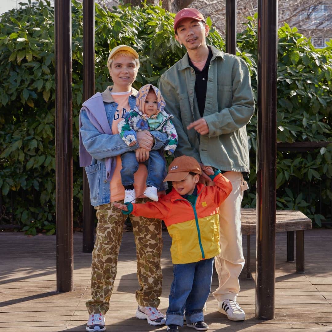 GapKids_jpのインスタグラム：「GAP FAMILY STYLE! この春は、Gapで親子リンクコーデを楽しもう！  ストリートな雰囲気の中にオレンジやピンクなどカラフルなカラーを取り入れて華やかに。 レイヤードや肩掛けなど、こだわりが詰まった親子コーデ。  ナタリー(カフェ「HOLEL DRUGS」オーナー）& リョウヘイ (アパレルブランド「SAYHELLO」デザイナー)ファミリー @bonjournathalie  <着用アイテム> 57004406/Men's ロゴTシャツ(XL) 58576600/Men's チョアジャケット(S) 51416400/Men's ミリタリーカーゴパンツ(28×30) 57225001/Women's ベースボールハット(ONESIZE) 44077500/Men's クラシックTシャツ(L) 82606808/Men's フーディー(S) 58577800/Men's シャツジャケット(XL) 58630603/Men's ポロシャツ(XL) 58273203/Men's ロゴTシャツ(L) 59820902/Men's カーペンターパンツ(34×32) 60313302/Men's ベースボールキャップ(ONESIZE) 58569600/Kids Boy ロゴポロシャツ(110) 58199700/Toddler Boy ウインドブレーカー(105) 42894500/Toddler Boy デニムオーバーオール(105) 66993404/Toddler Boy Tシャツ(100) 57242500/NewBorn 3リブアイテムセット(70) 55918100/Toddler Girl ウインドブレーカー(80)  #Gap #GapKids #親子リンクコーデ #Familystyle」