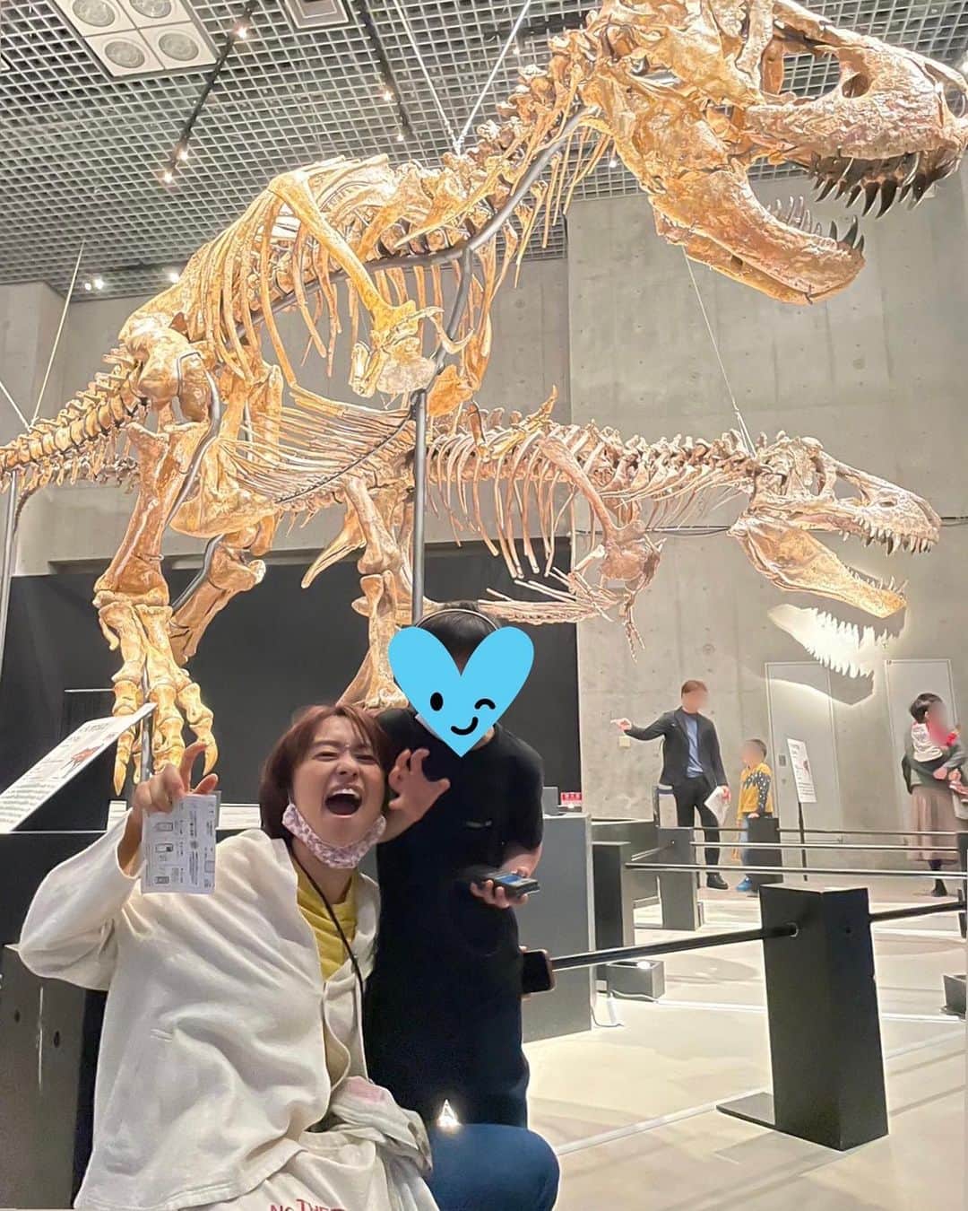 住吉美紀さんのインスタグラム写真 - (住吉美紀Instagram)「恐竜大好きの甥っ子と弟夫妻と一緒に #恐竜博2023 へ。甥っ子めちゃ楽しそう。 恐竜博の監修、国立科学博物館の真鍋真先生、 先日 #BlueOcean にご出演いただいたのでご挨拶に寄ったら、 甥っ子からの質問にもいくつか答えてくださった！ 甥っ子は既に真鍋先生の本がお気に入りだったため、 ヒーローに会う気持ちで、 親も驚くほどちゃんと質問できていた。  さらにたまたま特別講義でイタリアから来日中、 展示の #スキピオニクス の赤ちゃんのミイラ実物標本(9枚目の写真)の研究などされた ミラノ自然史博物館のクリスチアーノ・ダルサッソ先生もいらして、 サインと一緒に写真を撮っていただいた。 すごい！ 甥っ子のヒーローだらけ。  甥っ子は終始興奮。 帰りに「ぼく、真鍋先生とお友達になったの？」だって笑 甥っ子に学ぶことのワクワクの種を撒いてくださる優しさに、叔母としても感激。 真鍋先生ありがとうございました！ Grazie mille, Dott Cristiano Dal Sasso per la vostra gentilezza! @cristiano.dal.sasso   ちなみに展示は子どもに限らず、大人もめちゃくちゃ引き込まれる、質と格調の高さだった。 恐竜の骨の実物標本にワクワク。 新たな発見の展示にワクワク。 地球の歴史と時間の重みに神秘とロマンを感じ、 いま人類が生きていることの凄さにも思いを馳せるのだった。  #恐竜 #dinosaur #国立科学博物館 #真鍋真 先生 Dott #cristianodalsasso」4月10日 12時00分 - miki_sumiyoshi