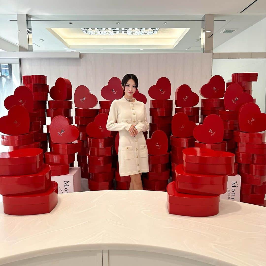 門りょうのインスタグラム：「本日をもちましてエースファクトリー副社長を退任、 並びにエースグループから卒業させて頂く事になりました🕊  複雑な理由などは一切無くエース10周年を迎える今日、 綾田社長が社長を退かれると聞き それなら私も同じ日に辞めますと伝えさせて頂きました。  現役時代と副社長に就任させて頂いてから合わせて 私も長い間本当にお世話になりました。  これからも陰ながら エースファクトリーの更なる躍進を祈ってます。  今うちに在籍してくれている女の子全員に 感謝の気持ちと愛を込めて♥️ 以前限定品で出していた私が一番気に入りの モンローハートボックスを届けます♥️ みんなこれからもエースファクトリーを よろしくお願いします✨  綾田社長、10年間お疲れ様でした🌸 そしてこれからもよろしくお願い致します✨」