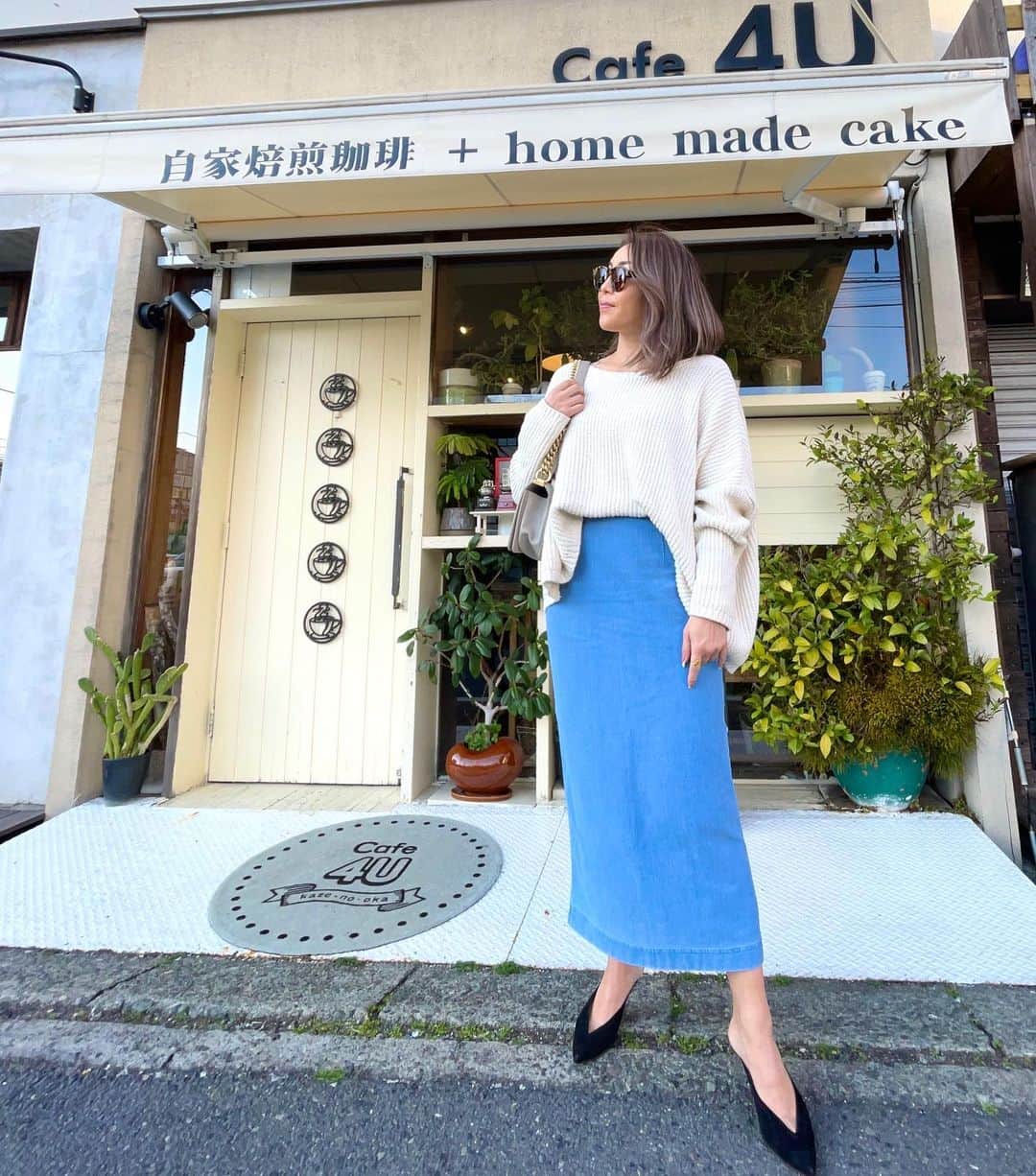 ETSUKOのインスタグラム：「暖かくって上着いらずだったね🌞 UNIQLOのデニムスカートが後スリットのストレッチで楽ちんよ 🤍💙  コーデ コットンKnit#zara スカート#UNIQLO pumps#sergiorossi  bag#chanel」