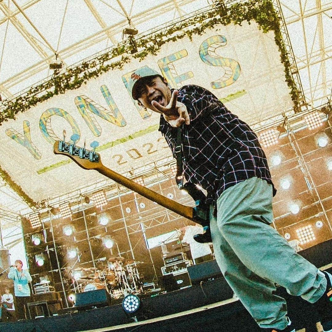 降谷建志さんのインスタグラム写真 - (降谷建志Instagram)「YON FES2023  おうおういい歳ぶちこいてはしゃぎ狂っているけれども... 数え切れない程立たせてもらってる 野外ロックフェスの板の上がそんなに楽しいんかおまんら？  バッカクソ楽じいいい死ぬうううぅ ヾ(°ω｡ヽ≡ﾉ°ω｡)ﾉﾞ  フォーリミと歓喜で埋め尽くすオーディエンスの皆に大切な現場を取り戻してもらった。ありがとう また一緒に遊んでねっ♡  @yamada_mphoto  ロケダイの時に両手ぶらりでニッコニコで歌ってて写真全然撮らんけど？ て思ったけど素敵に切り取ってくれてて嬉しみ深いですオーバー(￣^￣)ゞ  @04genls  #yonfes」4月10日 12時05分 - kj_kenji_furuya