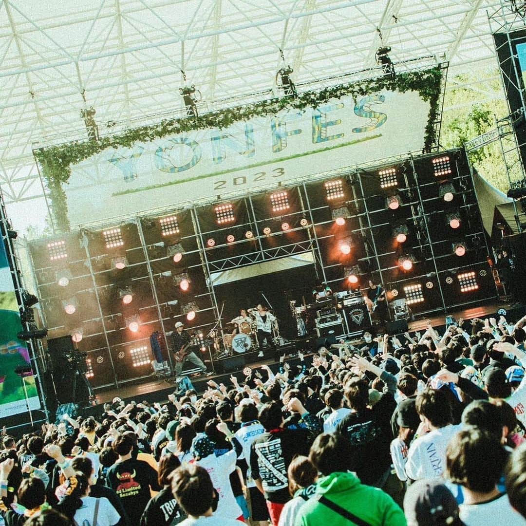 降谷建志さんのインスタグラム写真 - (降谷建志Instagram)「YON FES2023  おうおういい歳ぶちこいてはしゃぎ狂っているけれども... 数え切れない程立たせてもらってる 野外ロックフェスの板の上がそんなに楽しいんかおまんら？  バッカクソ楽じいいい死ぬうううぅ ヾ(°ω｡ヽ≡ﾉ°ω｡)ﾉﾞ  フォーリミと歓喜で埋め尽くすオーディエンスの皆に大切な現場を取り戻してもらった。ありがとう また一緒に遊んでねっ♡  @yamada_mphoto  ロケダイの時に両手ぶらりでニッコニコで歌ってて写真全然撮らんけど？ て思ったけど素敵に切り取ってくれてて嬉しみ深いですオーバー(￣^￣)ゞ  @04genls  #yonfes」4月10日 12時05分 - kj_kenji_furuya