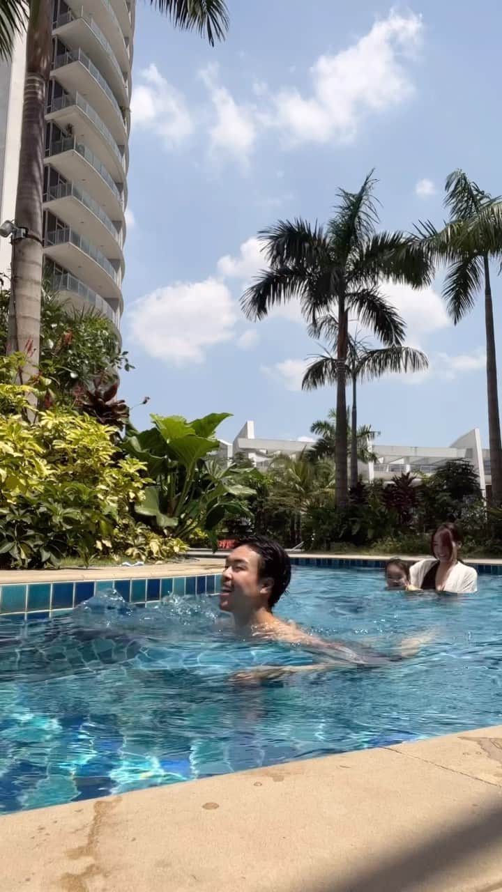 のインスタグラム：「いつかのプール🏝🤍  #1歳女の子#1歳4ヶ月#ママライフ#女の子ママ#子育て#育児記録#海外移住#フィリピン移住#フィリピン#マニラ#海外子育て#ベビースイミング#16months」