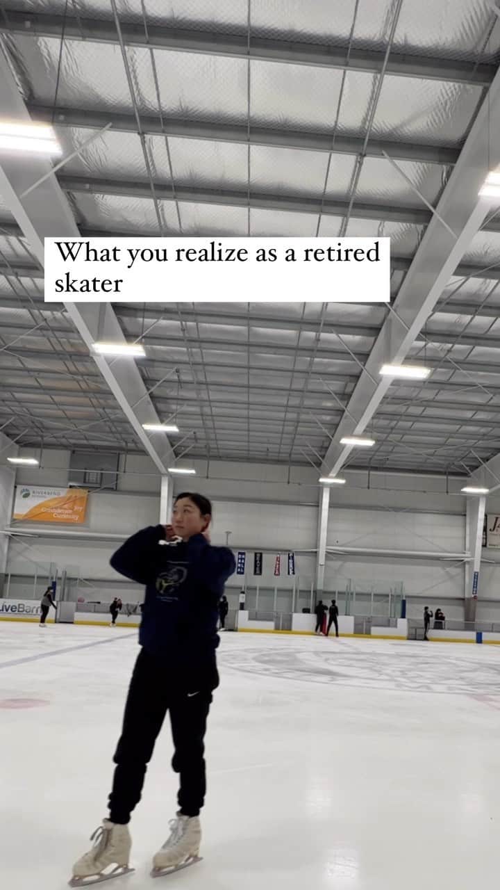長洲未来のインスタグラム：「I guess I shouldn’t have been so particular when I was competing? I used to think I would lose it all if things weren’t a particular way. I labeled my bunga pads and always tied my right skate before my left. I would have never though I could do a double axel in sweatpants, let alone a hoodie. Turns out, being flexible has its perks. 😊  • • • #figureskating #relax #figureskater」