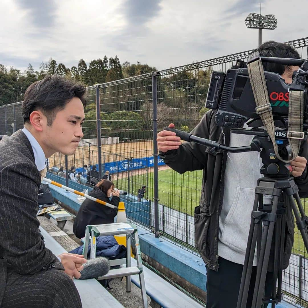 渡邉敬大さんのインスタグラム写真 - (渡邉敬大Instagram)「2023.2.11. ホークスキャンプ🦅⚾️  急きょ大分出身選手に インタビューできることになり 弾丸取材へ🚙💨 シートバッティング初日、 キャッチャーはもちろん #甲斐拓也 選手 開幕投手候補だった #東浜巨 投手は さすがのバッテリーでした😊  #笠谷俊介 投手と 県出身選手の対戦は熱かった！  バレンタイン前の週末ということで フォーチュンクッキー配布🥠 中からは #嘉弥真新也 投手✨  WBC前の緊張感に加えて 日本一奪還へ闘志を燃やす 鷹戦士たちへのインタビューは 熱く燃えました…🔥  今年もドームに行くぞ！ おう！おう！おーう！！  #福岡ソフトバンクホークス #sbhawks #宮崎キャンプ #甲斐拓也 #今宮健太 #川瀬光 #笠谷俊介 #奥村政稔 #中村宜聖 #三代祥貴 #若鷹 #大分放送 #スポーツキャスター #渡辺敬大 #わたなべけいた」4月10日 12時20分 - obs_watanabe_keita