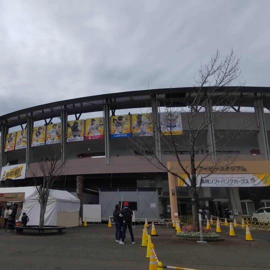 渡邉敬大さんのインスタグラム写真 - (渡邉敬大Instagram)「2023.2.11. ホークスキャンプ🦅⚾️  急きょ大分出身選手に インタビューできることになり 弾丸取材へ🚙💨 シートバッティング初日、 キャッチャーはもちろん #甲斐拓也 選手 開幕投手候補だった #東浜巨 投手は さすがのバッテリーでした😊  #笠谷俊介 投手と 県出身選手の対戦は熱かった！  バレンタイン前の週末ということで フォーチュンクッキー配布🥠 中からは #嘉弥真新也 投手✨  WBC前の緊張感に加えて 日本一奪還へ闘志を燃やす 鷹戦士たちへのインタビューは 熱く燃えました…🔥  今年もドームに行くぞ！ おう！おう！おーう！！  #福岡ソフトバンクホークス #sbhawks #宮崎キャンプ #甲斐拓也 #今宮健太 #川瀬光 #笠谷俊介 #奥村政稔 #中村宜聖 #三代祥貴 #若鷹 #大分放送 #スポーツキャスター #渡辺敬大 #わたなべけいた」4月10日 12時20分 - obs_watanabe_keita