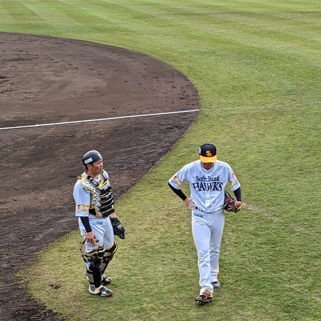 渡邉敬大さんのインスタグラム写真 - (渡邉敬大Instagram)「2023.2.11. ホークスキャンプ🦅⚾️  急きょ大分出身選手に インタビューできることになり 弾丸取材へ🚙💨 シートバッティング初日、 キャッチャーはもちろん #甲斐拓也 選手 開幕投手候補だった #東浜巨 投手は さすがのバッテリーでした😊  #笠谷俊介 投手と 県出身選手の対戦は熱かった！  バレンタイン前の週末ということで フォーチュンクッキー配布🥠 中からは #嘉弥真新也 投手✨  WBC前の緊張感に加えて 日本一奪還へ闘志を燃やす 鷹戦士たちへのインタビューは 熱く燃えました…🔥  今年もドームに行くぞ！ おう！おう！おーう！！  #福岡ソフトバンクホークス #sbhawks #宮崎キャンプ #甲斐拓也 #今宮健太 #川瀬光 #笠谷俊介 #奥村政稔 #中村宜聖 #三代祥貴 #若鷹 #大分放送 #スポーツキャスター #渡辺敬大 #わたなべけいた」4月10日 12時20分 - obs_watanabe_keita