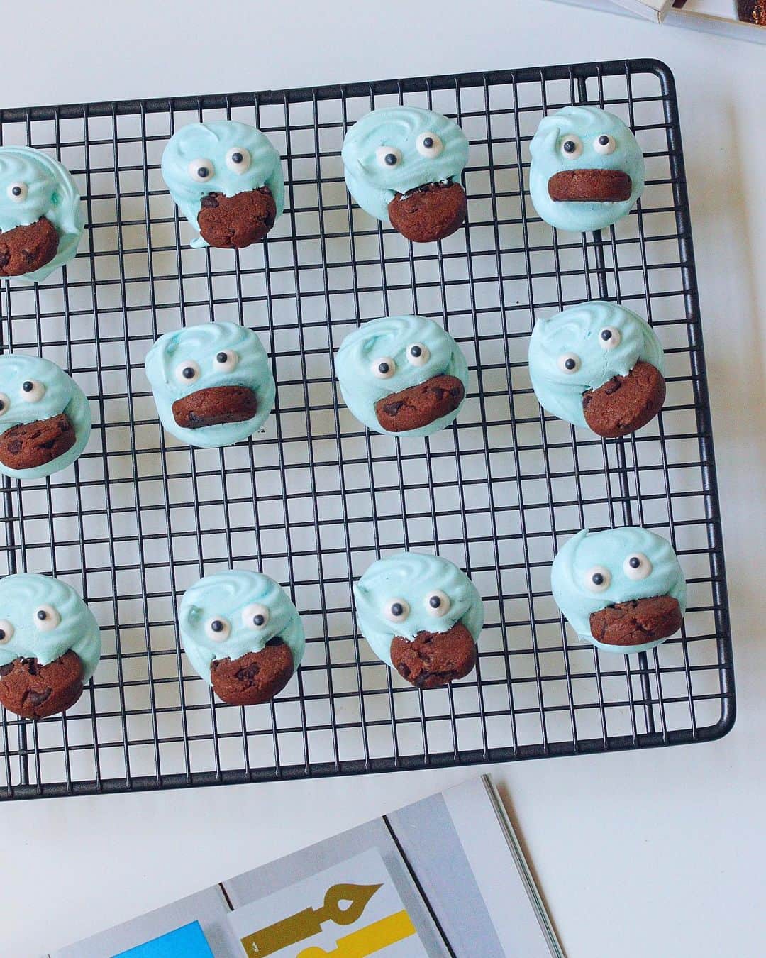 りえのインスタグラム：「* * ☑︎ Cookie Monster🧟‍♂️ * * これはクッキーモンスターのなりぞこない。 青いメレンゲクッキー。 * * 趣味聞かれると困るよね。 何も無いんだ実は𓏗𓏗⸝⸝⸝ * *  しゅみ 【趣味】 1. 専門としてでなく、楽しみとして愛好する事柄。  「―は音楽だ」 2. 物事から感じ取られるおもむき。味わい。情趣。「―のある絵」。物事の味わいを感じ取る能力。（それに基づく）好み。」