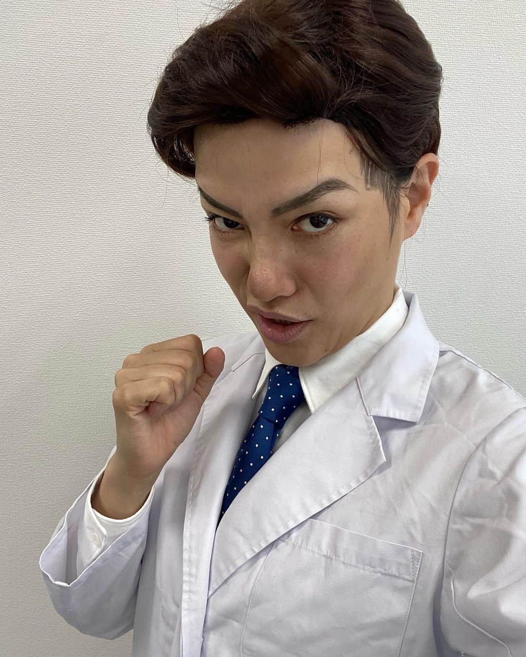金原早苗のインスタグラム：「メンズケシミンのCMでお馴染み。  どうも北村一輝です。  初めてメンズウィッグを購入しました。 全然……見本と違うくて、 ツーブロックにしたかったのになー。  そこで、もみあげを書いてみたら それっぽくなりました。  さすが、吉本新喜劇アーティストクラブの一員だ！！  #男の髭は濃い #俺より濃い #わたしの顔も濃い #そうなる前に #メンズケシミン  #モノマネメイクは眉毛ともみあげのみ #ほぼ自顔 #だいぶ前からこのモノマネやってるけど、やっと完成！」