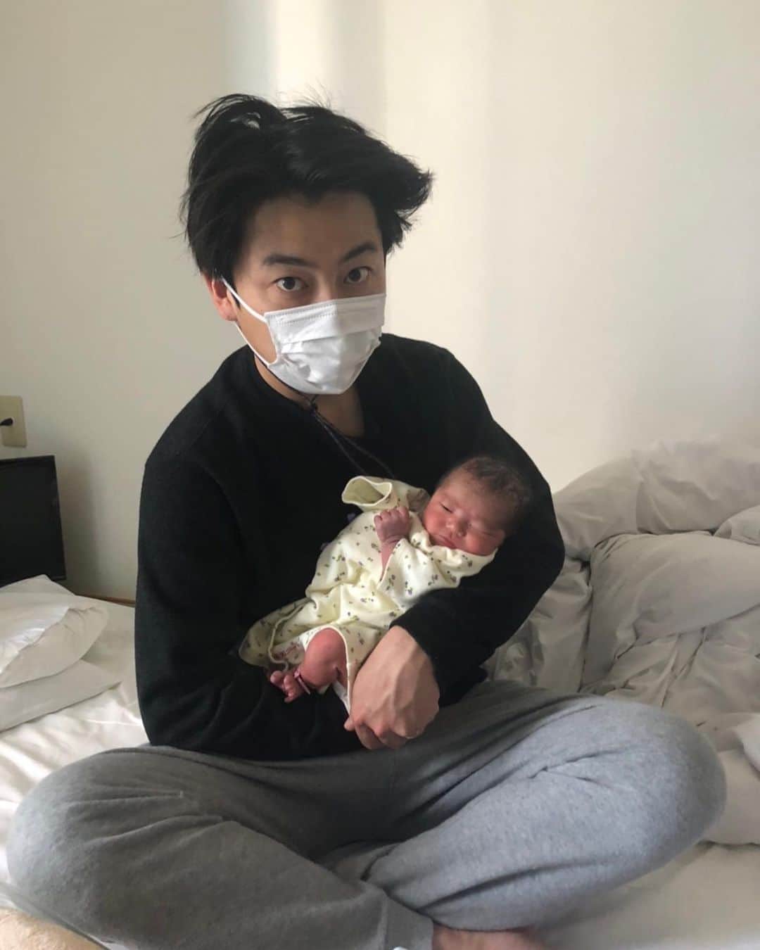 森岡龍のインスタグラム：「そして、父になりました。 ⁡ 母子ともに健康です。 ⁡ なんだか実感が湧かない十月十日を過ごして、手のひらに突然、繊細な硝子細工を乗せられたような気分で、少々困惑してます。 ⁡ 君は、どんな時代を生きるのだろう。 ⁡ 異国では戦争が起きてるし、物価高は拍車をかけるし、電気代も高いし、少子高齢化だし、課題は山積みだ。 ⁡ なんだか不穏で厳しい時代に生まれた君へ。 ⁡ パパはお芝居を磨いて、くだらない映画を作って、君を育ててみます。 ⁡ ママも最高のドラマを撮ったり、美味しいご飯を作ってくれるでしょう。 ⁡ 陣痛のママを見守る優しい先輩たちも3匹います🐈‍⬛🐈🐈 ⁡ まずは好きなことを見つけてさ、一生懸命生きてください。 ⁡ いや、見つからなくてもいいや。 ⁡ こんな世界だけど、楽しんで、うまくやってくれ。 ⁡ しばらくその手を離すなよー！」