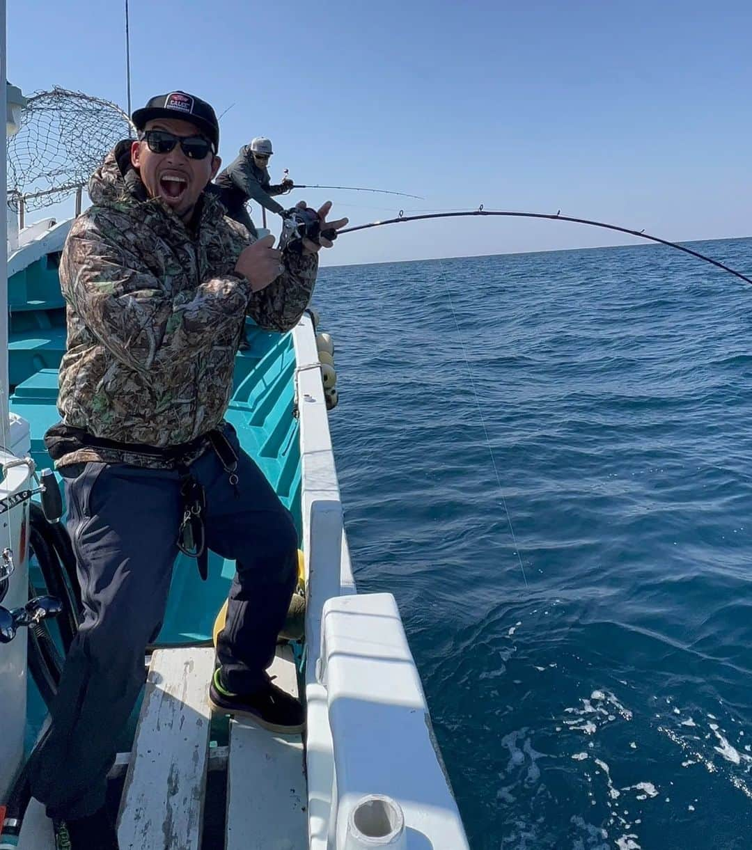 武蔵さんのインスタグラム写真 - (武蔵Instagram)「🎣  昨日は早朝からトンボ(ビンチョウマグロ)退治に出撃。  2本バラシたが1本はGET！  マグロ🐟の引きは強烈で緊張感が半端無い。  2本もバラシたから俺の完敗やね。。  もちろん釣れたトンボは美味しく頂きます。  #武蔵 #釣り #トンボ  #ビンチョウマグロ  #fishing #fishingrod  #adventure」4月10日 12時27分 - musashi_k1karate