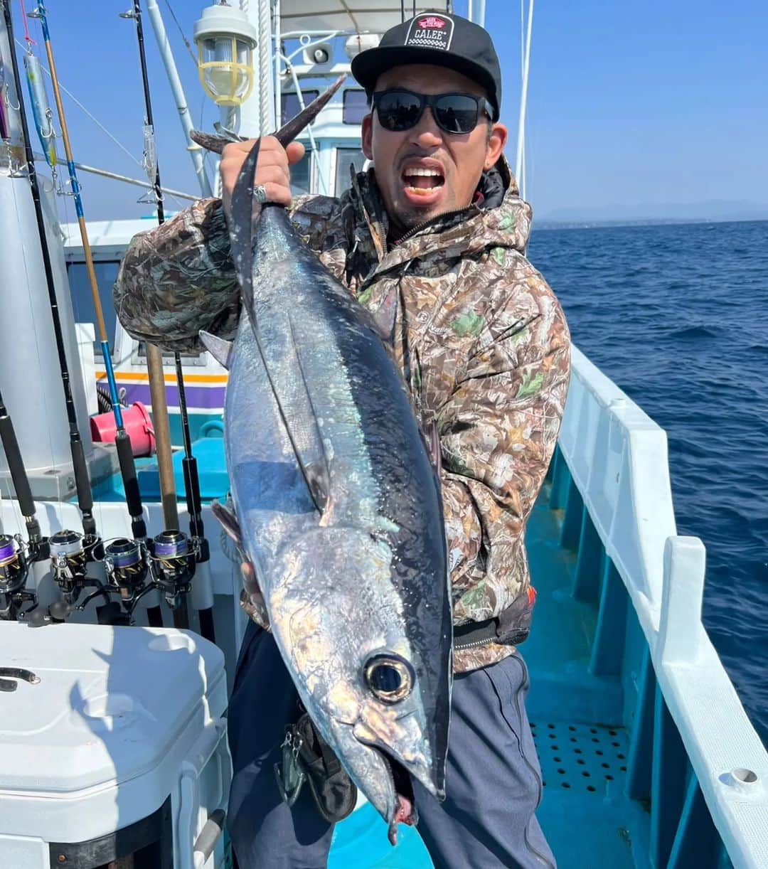 武蔵のインスタグラム：「🎣  昨日は早朝からトンボ(ビンチョウマグロ)退治に出撃。  2本バラシたが1本はGET！  マグロ🐟の引きは強烈で緊張感が半端無い。  2本もバラシたから俺の完敗やね。。  もちろん釣れたトンボは美味しく頂きます。  #武蔵 #釣り #トンボ  #ビンチョウマグロ  #fishing #fishingrod  #adventure」