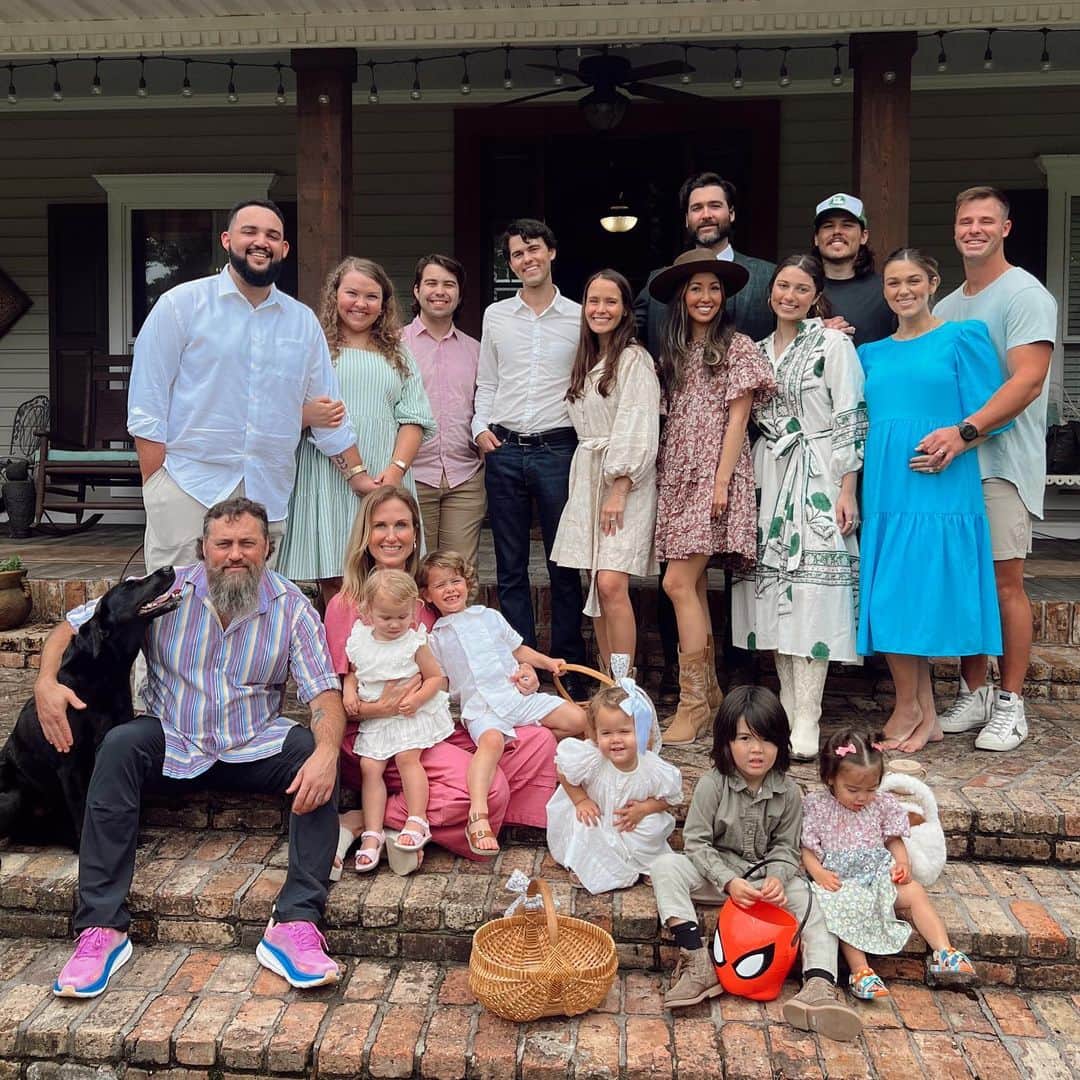 コリー・ロバートソンのインスタグラム：「“Praise be to the God and Father of our Lord Jesus Christ! In his great mercy he has given us new birth into a living hope through the resurrection of Jesus Christ from the dead.” 1 Peter 1:3   Happy Easter from our fam to yours!」