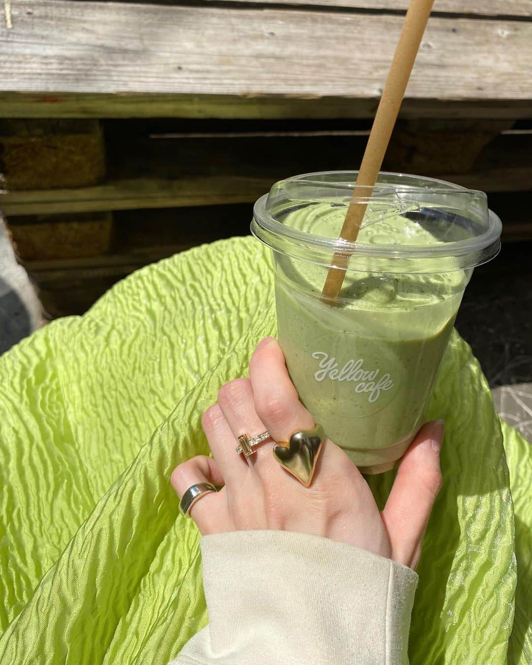 平木愛美のインスタグラム：「Monday! 朝の気分を上げてくれる、green smoothie 🌿🥝 そして指輪たちが可愛い〜  一目惚れしたハートのリングはピンキーリングサイズがちょうど人差し指にはまってくれて、、🫶」