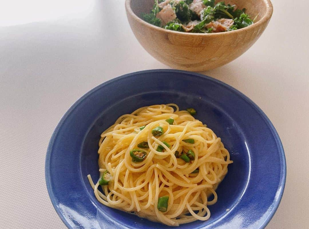 菅原沙樹さんのインスタグラム写真 - (菅原沙樹Instagram)「この週末の旦那ご飯👨🏻‍🍳 たけのことか白アスパラとか、季節のお野菜やっぱり美味しい🤤 ビステッカ ホッキ貝と黄韮のおひたし ホワイトアスパラ 筍のガリバタ キウイとケールのサラダ 卵黄と青唐辛子のパスタ ホタテと筍のエチュベ 唐揚げ かさご昆布締め たこと黄韮のぬた デトックスサラダ（パクチー大葉茗荷ミント） トマトラーメン #トーキョー旦那ご飯#トーキョー家族ご飯」4月10日 12時32分 - saki313apo