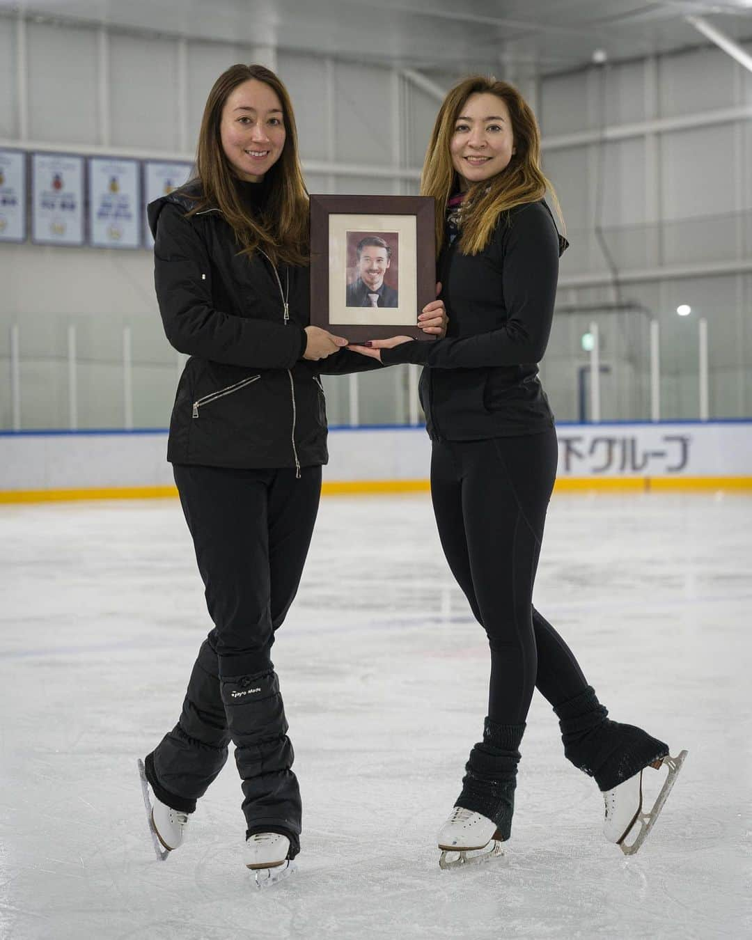 キャシー・リードのインスタグラム：「Finally able to take a photo of all three of us together where we love to be most, on the ice… ブログを更新しました、ぜひ見てください❤️ First photo 📸 by @saulius.a」