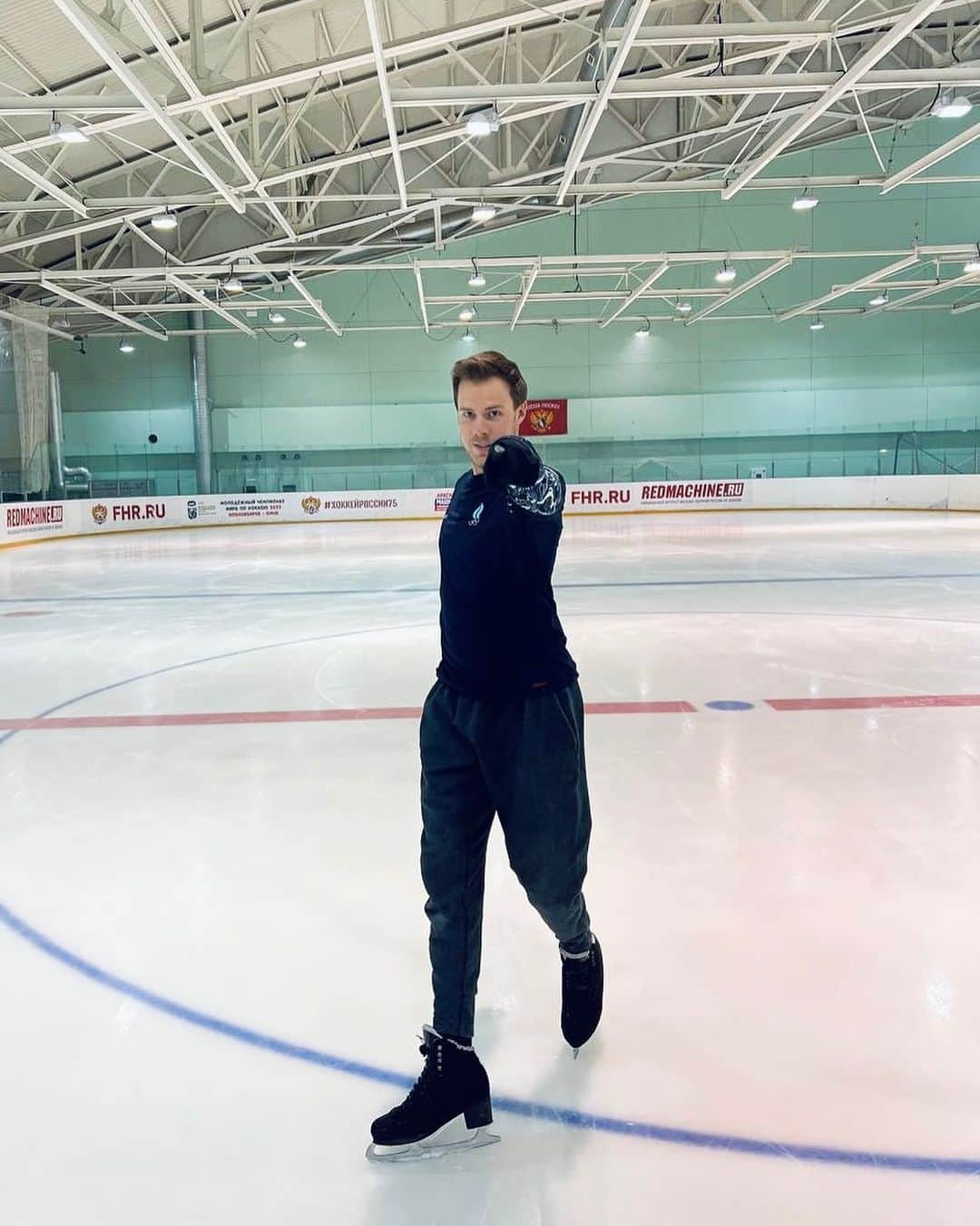 ニキータ・カツァラポフのインスタグラム：「Продолжаем Тур «Team Tutberidze»⛸  Уже выступили во Владивостоке, Хабаровске и Санкт-Петербурге! Спасибо вам дорогие, что приходите и болеете за нас!!❤️  А 13 и 14 апреля будем радовать вас выступлениями в Москве, в дворце спорта «Мегаспорт»!」