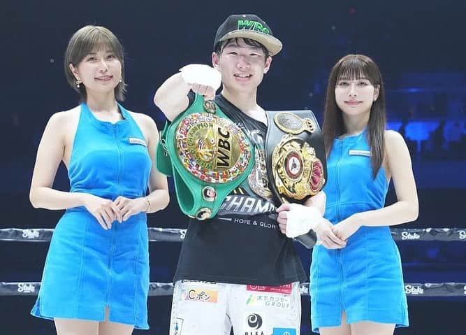 天野麻菜さんのインスタグラム写真 - (天野麻菜Instagram)「『prime video presents LIVE BOXING 4』  改めて観てくださった皆様ありがとうございました。 まだご覧になってない方はぜひ、Amazonプライムで見逃し配信をチェックしてください🥊  今まで色んな試合のリングガールを務めさせて頂いて、自分でもボクシングを見るようになって、沢山のボクシングの魅力を知りました。  今回はまた違ったボクシングの在り方を教えてもらいました。  強さだけでなく、パフォーマンスや観客を巻き込むエンターテイメント性、プレイスタイルの魅せ方、その違いがとても面白かったです。  そしてそこに加えて、やはり強さとはカッコよくて逞しくて、美しいなと思いました。  今回は私たちリングガール3人で試合をサポートさせていただきました。 いつもより余裕もあったおかげで、仕事ではありますが、私も試合を楽しませて頂けました。  またブルーのコスチュームを着られる日が来て嬉しいです。  毎月後楽園ホールでリングガールを担当させてもらっていますが、そこで戦っていた選手の方々が、こうやってさらに大きな会場で世界中に生配信されている中、活躍されている姿を見ると「本当にすごい選手だなあ」と改めて実感し、感動しました。  それぞれの選手のストーリを知った上で試合を見ると、より一層楽しめるのでもっと色んな選手に注目したいなと思いました。  これからもボクシングに携わっていられるよう、私も、真摯にこの仕事と向き合っていこうと思います。  選手の皆様、関係者の皆様、盛り上げてくださった皆様、本当にありがとうございました。  #ボクシング #boxing #プライムボクシング #liveboxing #amazonプライム #生配信 #スポーツ #格闘技 #有明アリーナ #リングガール #ラウンドガール #天野麻菜 #雪平莉左 #新唯 #モデル #グラビア #女優 #フジボクシング #見逃し配信 #寺地拳四朗 #井上拓真 #那須川天心 #佐々木尽 #阿部麗也」4月10日 23時31分 - akaringo_mana