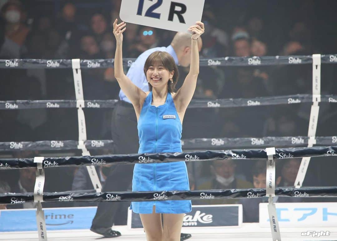 天野麻菜のインスタグラム：「『prime video presents LIVE BOXING 4』  改めて観てくださった皆様ありがとうございました。 まだご覧になってない方はぜひ、Amazonプライムで見逃し配信をチェックしてください🥊  今まで色んな試合のリングガールを務めさせて頂いて、自分でもボクシングを見るようになって、沢山のボクシングの魅力を知りました。  今回はまた違ったボクシングの在り方を教えてもらいました。  強さだけでなく、パフォーマンスや観客を巻き込むエンターテイメント性、プレイスタイルの魅せ方、その違いがとても面白かったです。  そしてそこに加えて、やはり強さとはカッコよくて逞しくて、美しいなと思いました。  今回は私たちリングガール3人で試合をサポートさせていただきました。 いつもより余裕もあったおかげで、仕事ではありますが、私も試合を楽しませて頂けました。  またブルーのコスチュームを着られる日が来て嬉しいです。  毎月後楽園ホールでリングガールを担当させてもらっていますが、そこで戦っていた選手の方々が、こうやってさらに大きな会場で世界中に生配信されている中、活躍されている姿を見ると「本当にすごい選手だなあ」と改めて実感し、感動しました。  それぞれの選手のストーリを知った上で試合を見ると、より一層楽しめるのでもっと色んな選手に注目したいなと思いました。  これからもボクシングに携わっていられるよう、私も、真摯にこの仕事と向き合っていこうと思います。  選手の皆様、関係者の皆様、盛り上げてくださった皆様、本当にありがとうございました。  #ボクシング #boxing #プライムボクシング #liveboxing #amazonプライム #生配信 #スポーツ #格闘技 #有明アリーナ #リングガール #ラウンドガール #天野麻菜 #雪平莉左 #新唯 #モデル #グラビア #女優 #フジボクシング #見逃し配信 #寺地拳四朗 #井上拓真 #那須川天心 #佐々木尽 #阿部麗也」