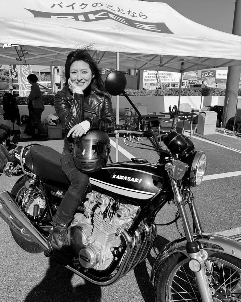 采女華のインスタグラム：「先月のこと。 Mr.BikeBGの取材でバイク王茅ヶ崎絶版車館さまへ🏍 Z1に試乗させていただきました。 今月発売のMr.BikeBGで...📚  #ミスターバイクBG #バイク王 #絶版車 #Kawasaki #Z1 #旧車 #thelitas #motorcycle」