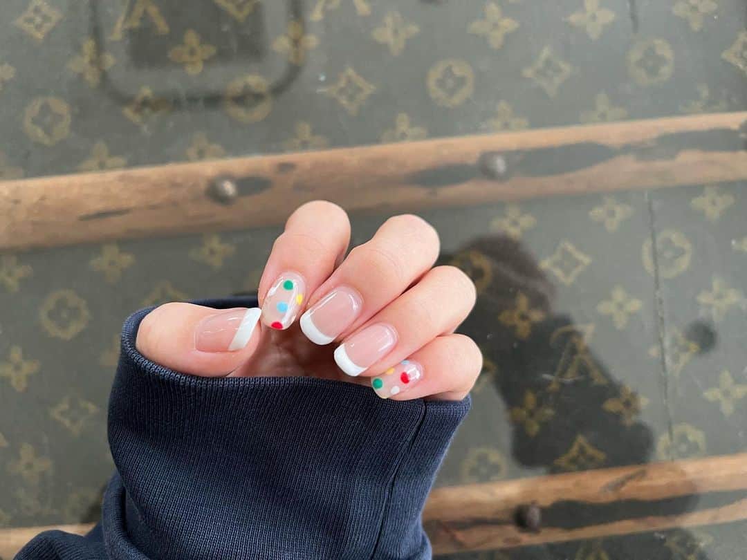 のインスタグラム：「🟢⚪️🟡🔵🔴  @merci8merci  @mercinail_kitahorie   #mynail #louisvuitton」