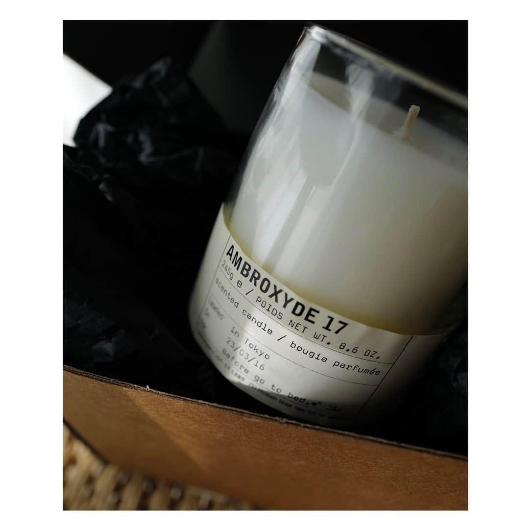 JUNNAのインスタグラム：「少し前のこと...ニューヨークを拠点とするフレグランスブランド　@lelabofragrances のクラシックキャンドルに新たに加わった香り “AMBROXYDE 17"のお披露目会へ  “AMBROXYDE 17”はアンブロキシド、ムスク、各種ウッド、モス、そしていくつかのジャスミンの花びらを感じさせる香り言葉ではなんとも表現し難いLe Laboらしい奥深さのある香り。  ソイワックスをベースに、ピュアコットンの芯が使用され、再利用可能なグラスに手作業で注ぎこまれたキャンドル。手作業ならではの高濃度キャンドルで均等な香りが約60時間続く。GMO不使用で動物実験も行わないヴィーガン仕様。  Le Laboは毎回オリジナルメッセージラベルを作るのも楽しみのひとつ。今回は寝る前に...のメッセージを入れて。  東京⇄名古屋と家の行き来をする中で数日家を空けることがザラにある生活だからこそ帰宅した時の家の香りにはとても敏感。  そっと...浮立つことなく...その存在感を漂わせ空間へと迎え入れてくれる。  Le Laboのキャンドルは低温でゆっくりと燃焼するので香りがじんわりと低い位置から品良く広がり嫌味がない。  上質な香りを纏った帰りたくなる家 私にとって香りは空間作りのkey item🔑  #LeLabo #AMBROXYDE17 #キャンドル  #junna🏠」